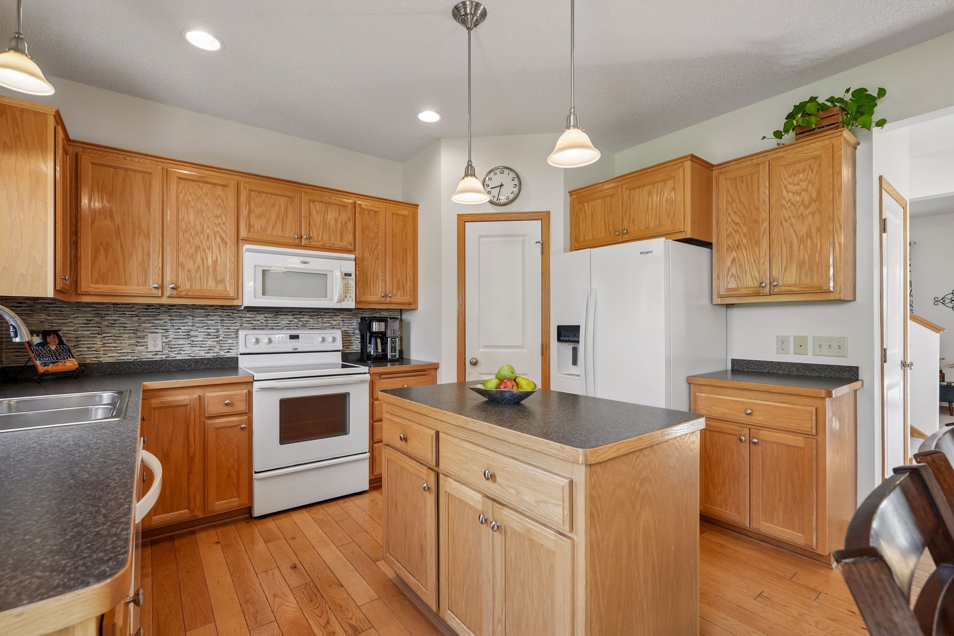  Beautifully Refreshed Home With Expansion Potential in Minnetrista - 物件實景