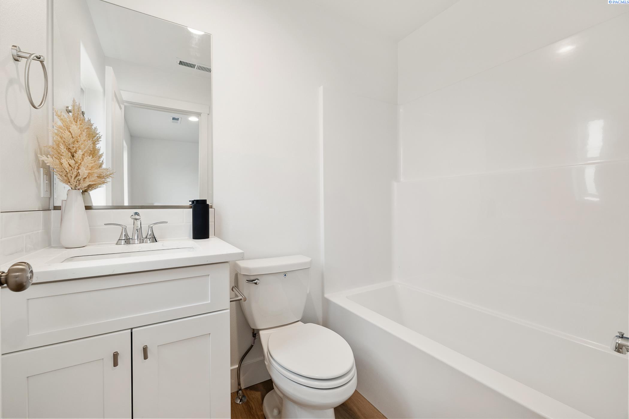 Kennewick, Washington, 99337, United States, 5 Bedrooms Bedrooms, ,Residential,For Sale,1940850