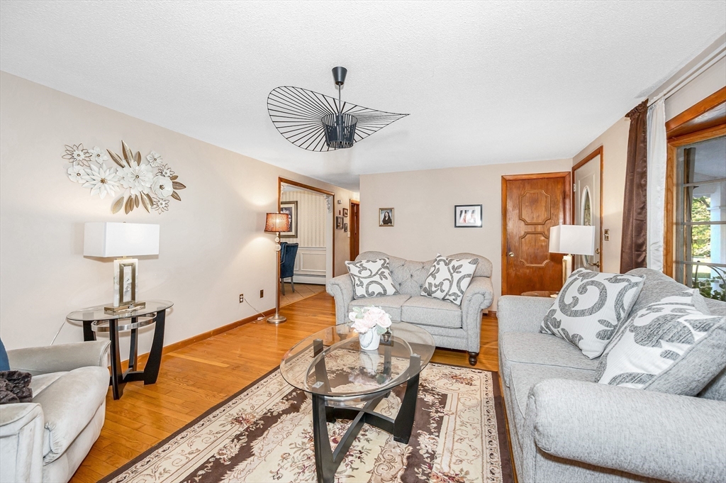 Tewksbury, Massachusetts, 01876, United States, 3 Bedrooms Bedrooms, ,1 BathroomBathrooms,Residential,For Sale,1973769