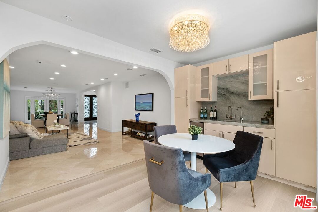 Los Angeles, California, 90048, United States, 4 Bedrooms Bedrooms, ,4 BathroomsBathrooms,Residential,For Sale,1912253