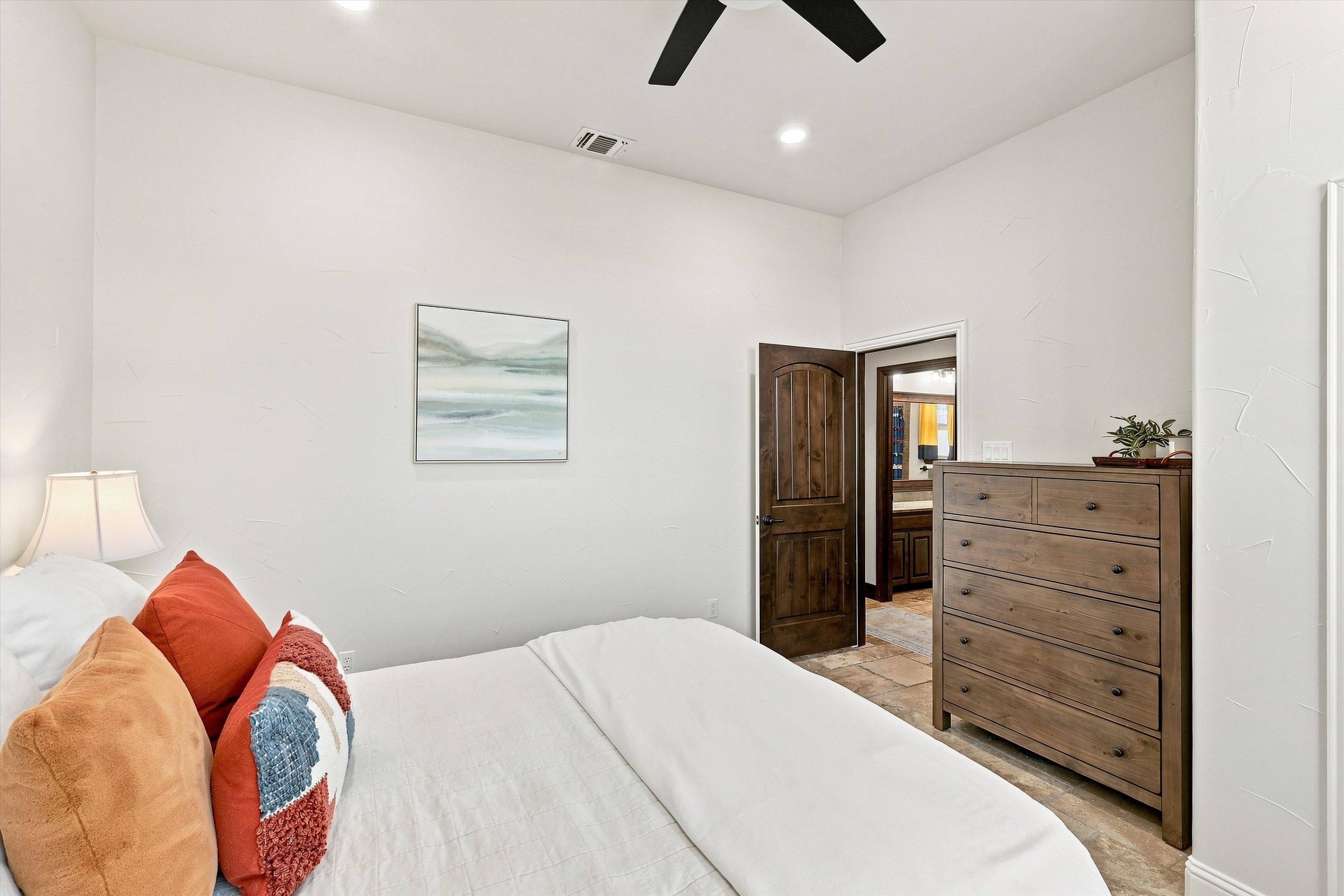 Timeless Style, Thoughtful Updates & One Acre to Enjoy - 物件實景