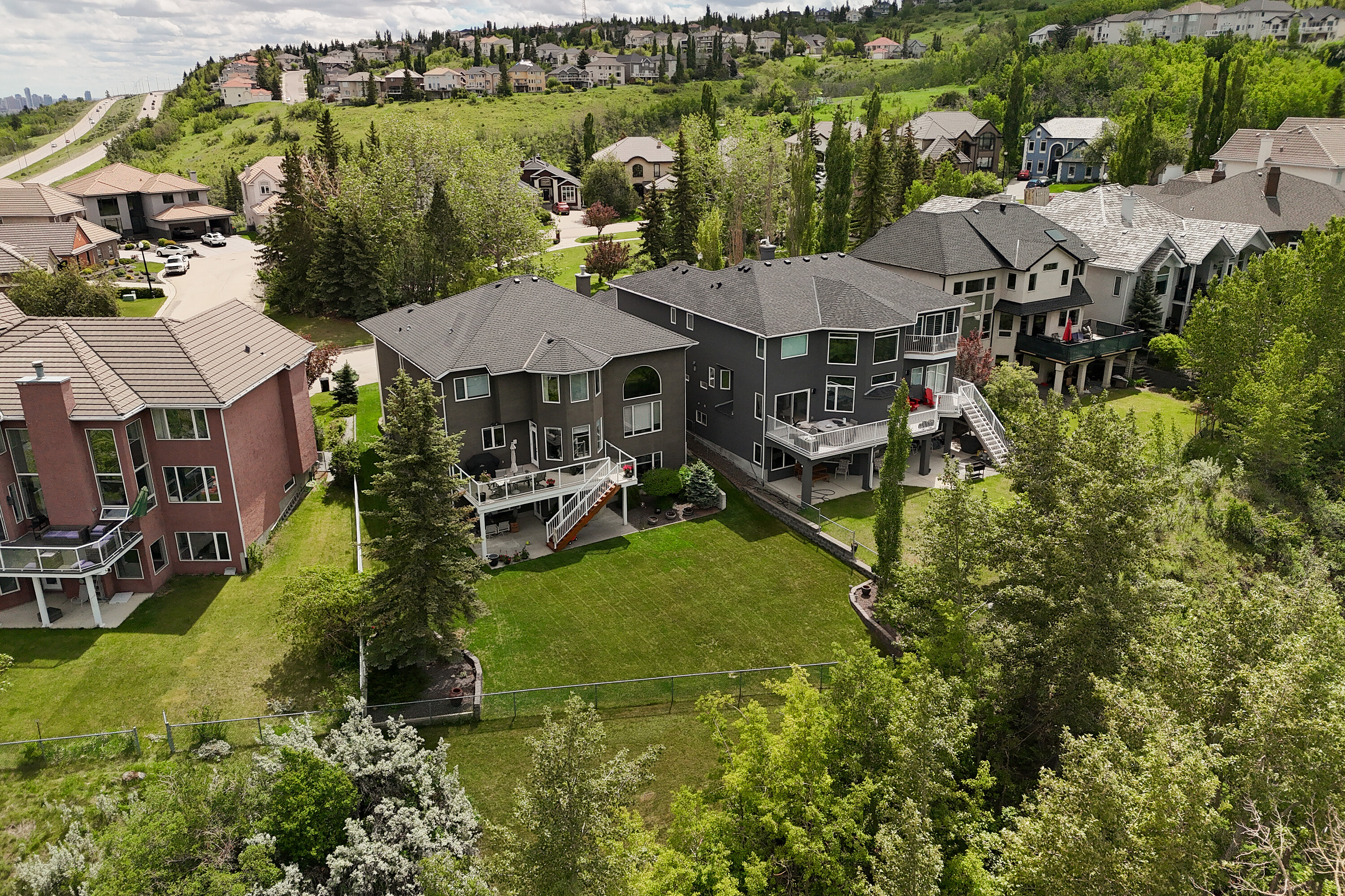  Backing Ravine in West Calgary - 物件實景
