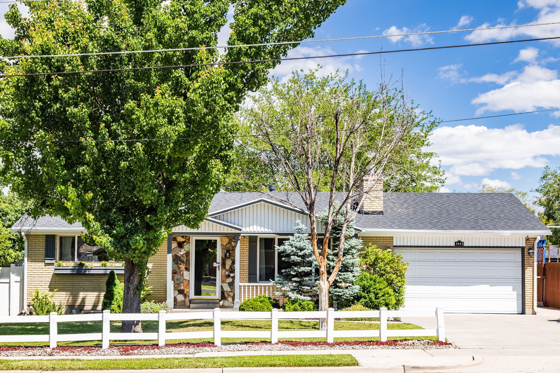  Ranch Style Home with a Large Sunroom - 物件實景