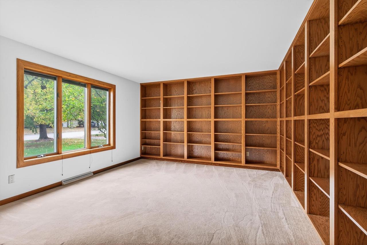 Oshkosh, Wisconsin, 54904, United States, 4 Bedrooms Bedrooms, ,3 BathroomsBathrooms,Residential,For Sale,1978045