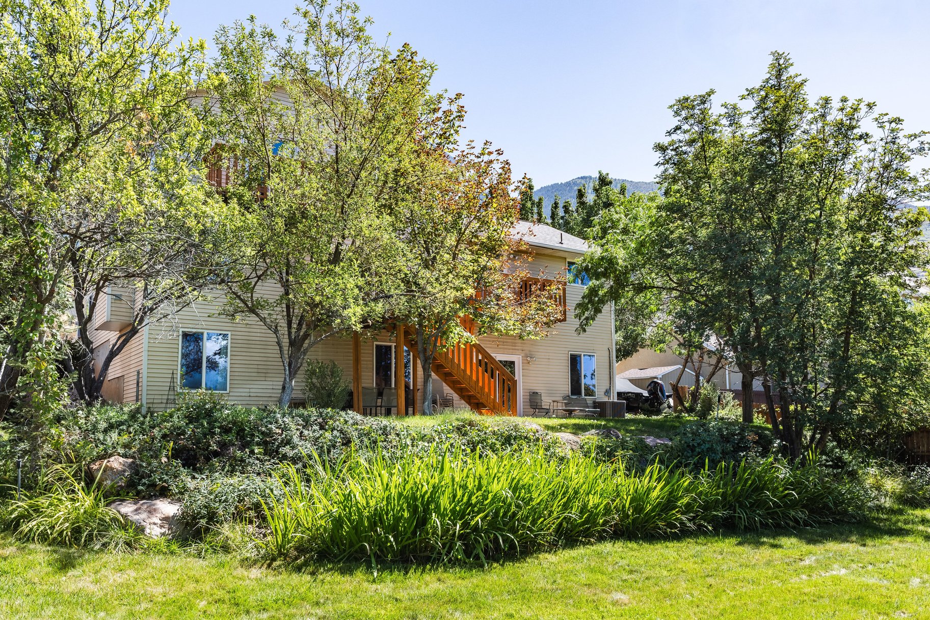  Large Multi-Level Sandy Home with Rentable Full Basement - 物件實景