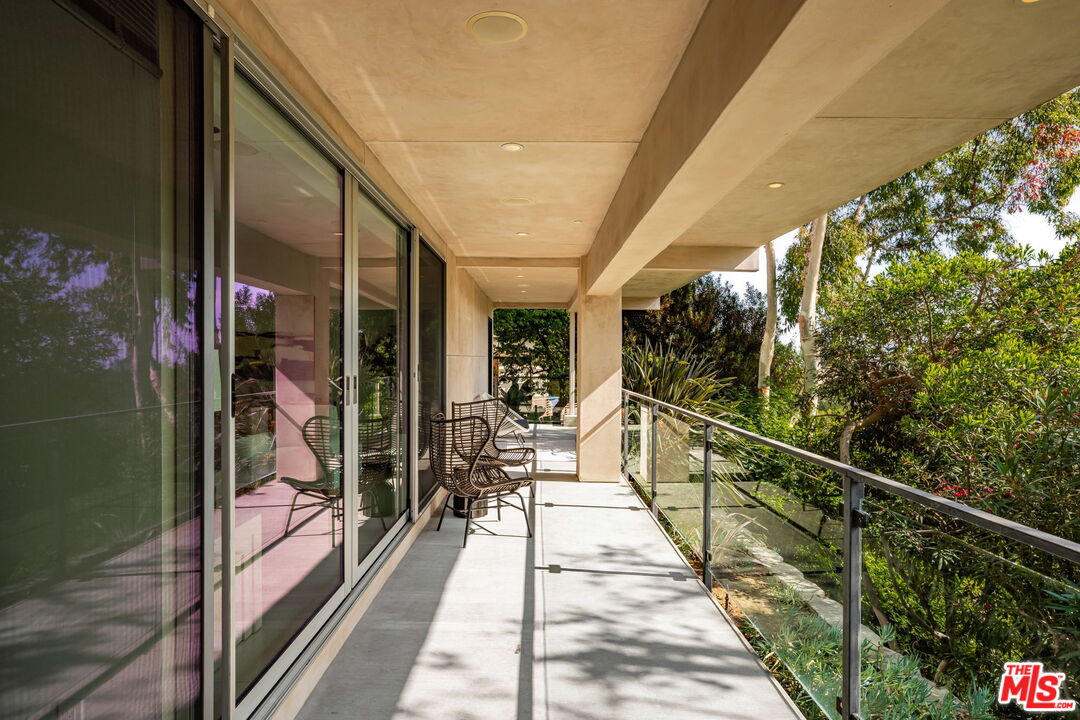 Los Angeles, California, 90049, United States, 4 Bedrooms Bedrooms, ,5 BathroomsBathrooms,Residential,For Sale,1901289