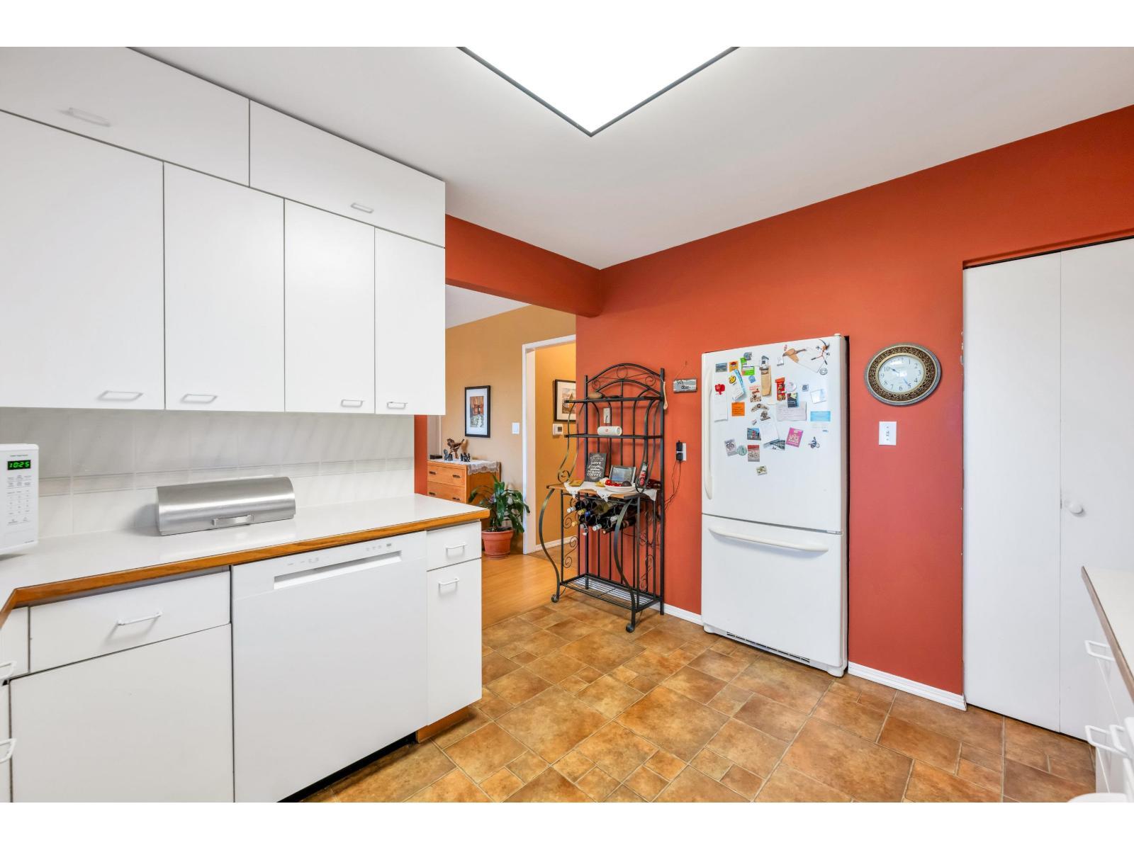 WHITE ROCK, British Columbia, V4B 4T7, CA, 4 Bedrooms Bedrooms, ,2 BathroomsBathrooms,Residential,For Sale,1951469