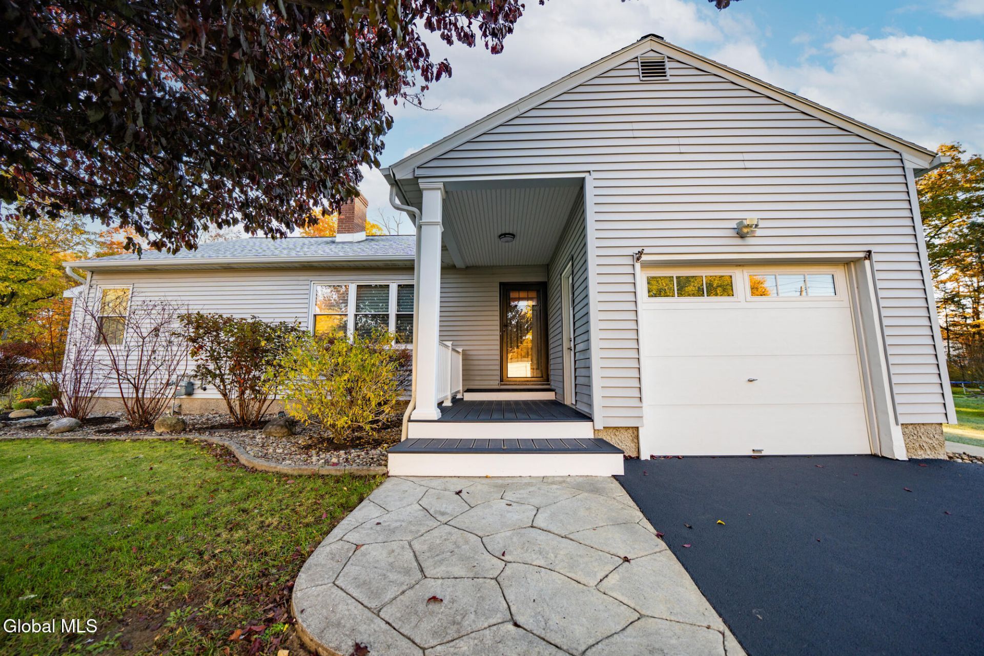 Veeder Dr, Albany, NY 12205