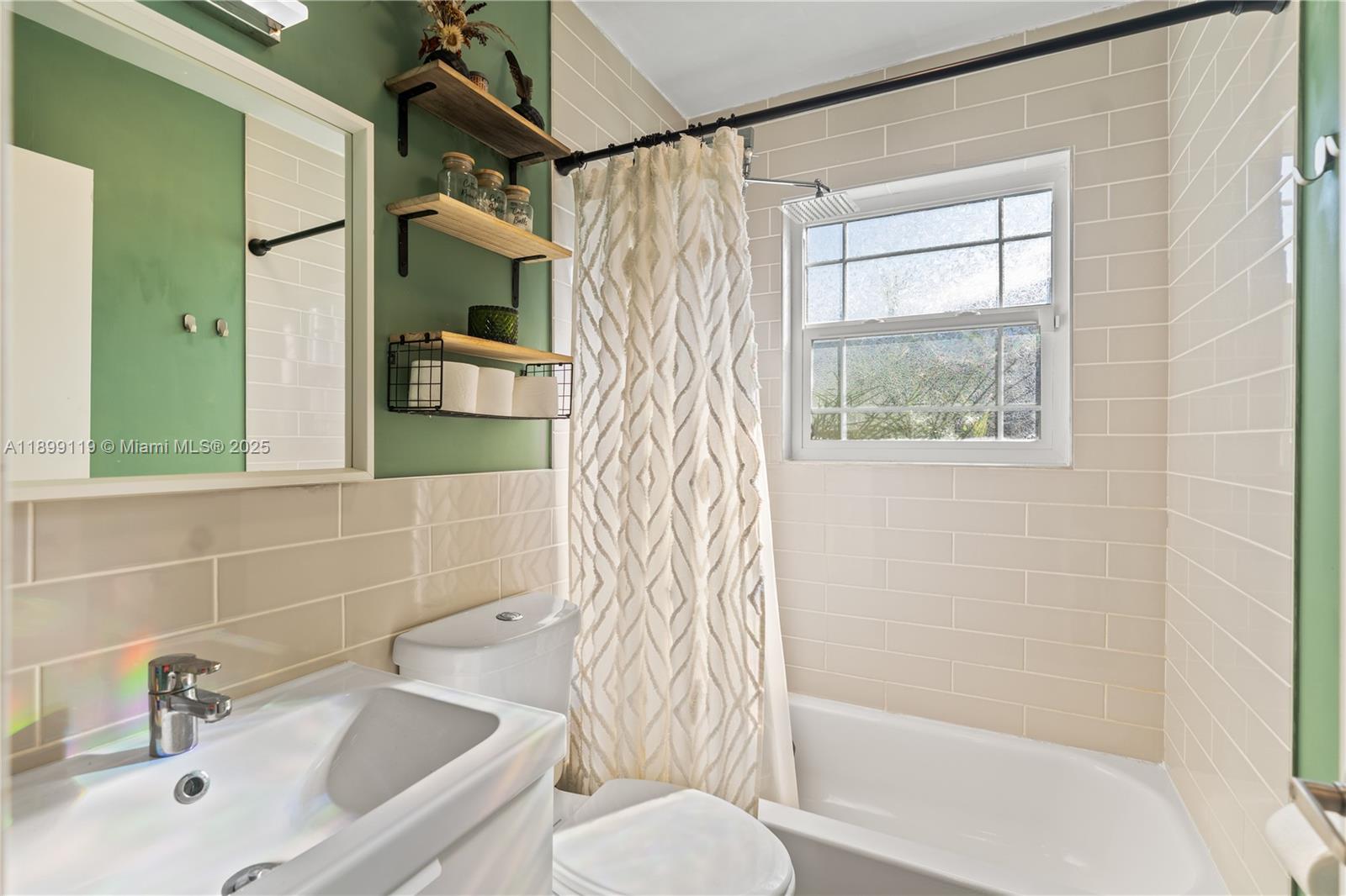 Hollywood, Florida, 33020, United States, 3 Bedrooms Bedrooms, ,2 BathroomsBathrooms,Residential,For Sale,1967684