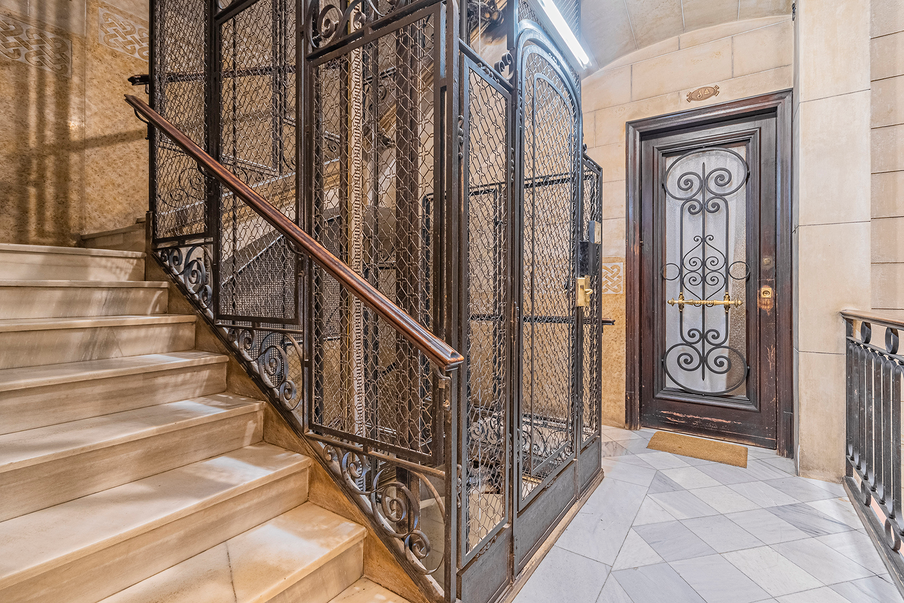  Renovated flat in historic building - L