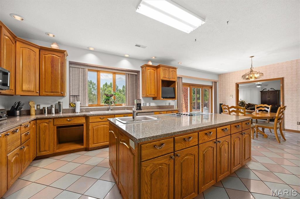 Shiloh, Illinois, 62221, United States, 5 Bedrooms Bedrooms, ,6 BathroomsBathrooms,Residential,For Sale,1890091