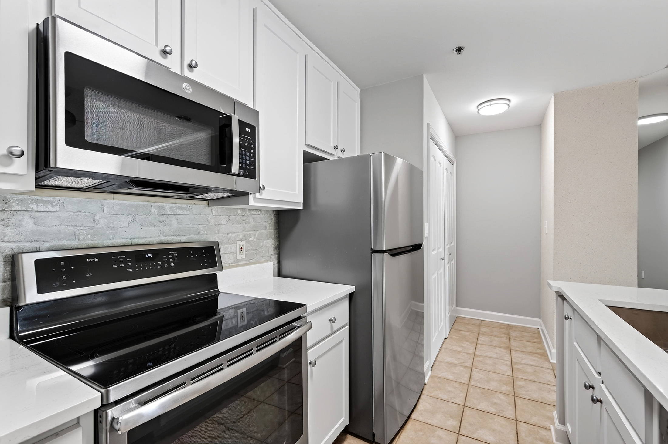  Beautifully Renovated Condo in Unbeatable Midtown Location - 物件實景