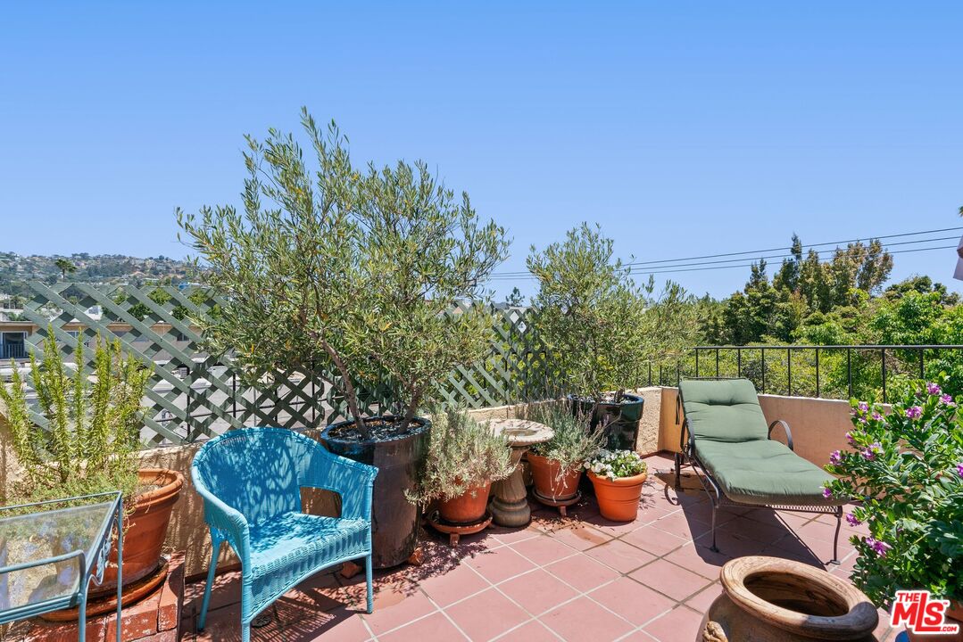 West Hollywood, California, 90069, United States, 2 Bedrooms Bedrooms, ,3 BathroomsBathrooms,Residential,For Sale,1896709