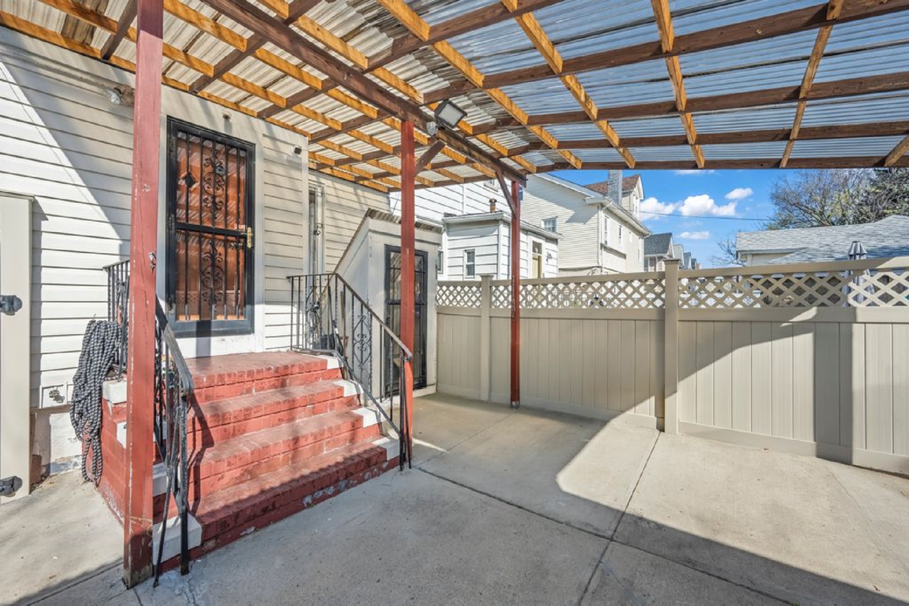  1569 East 45th Street - 物件實景