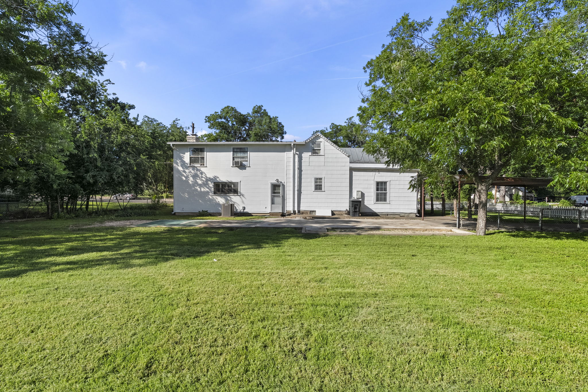  501 West Creek Street, Fredericksburg, TX 78624 - 物件實景
