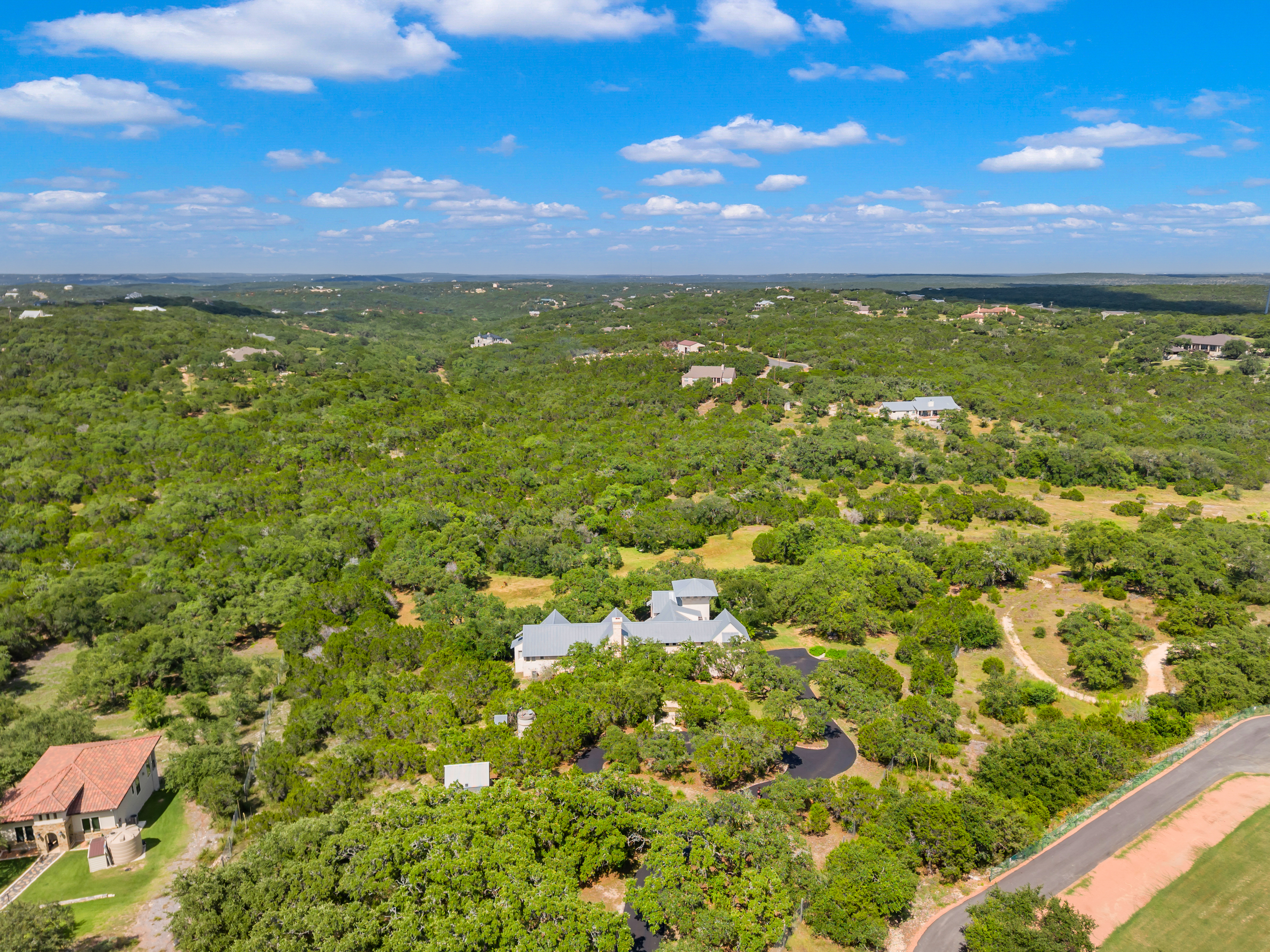  Hill Country Estate with Privacy and Presence - 物件實景
