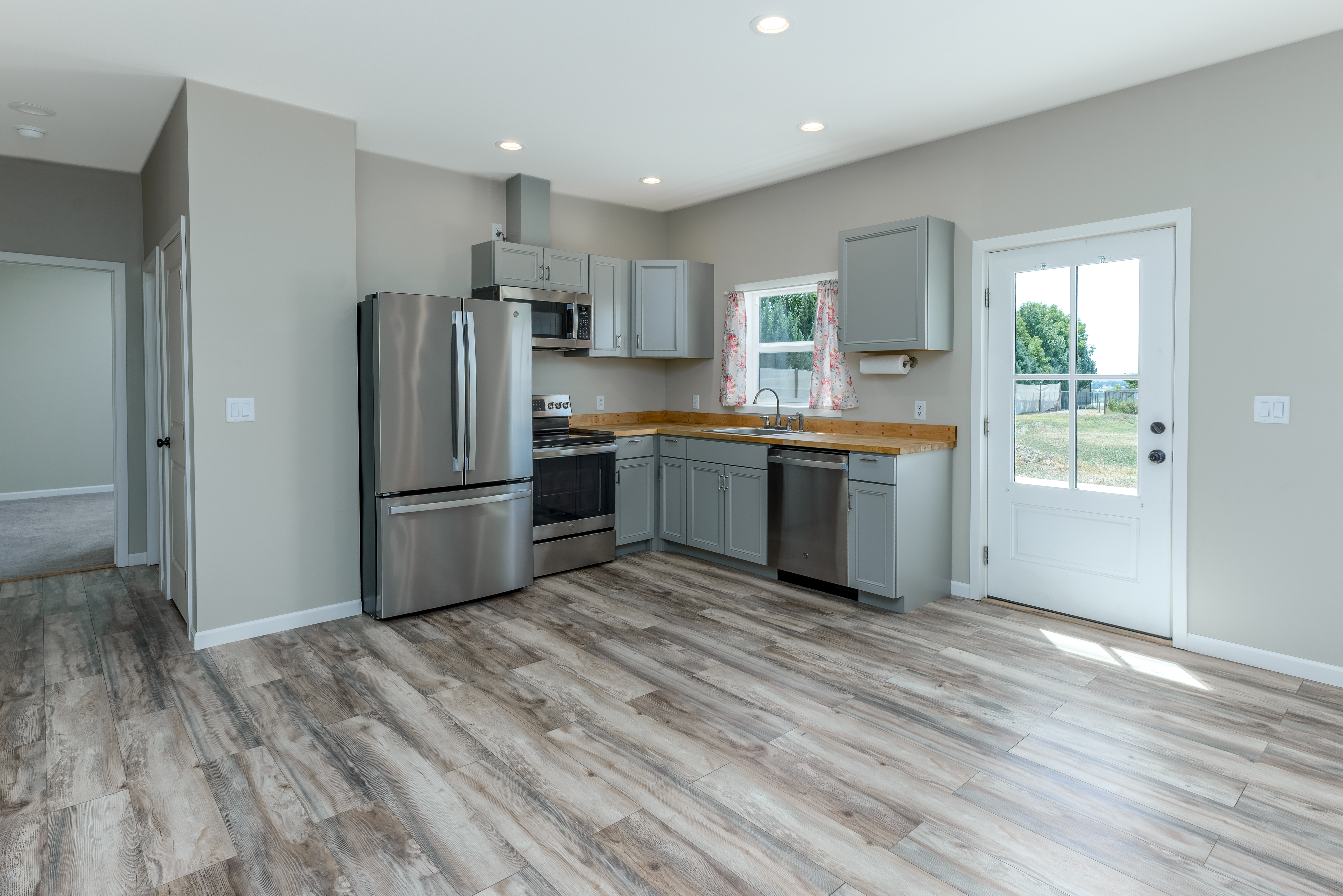 Moses Lake, Washington, 98837, United States, 3 Bedrooms Bedrooms, ,3 BathroomsBathrooms,Residential,For Sale,1980508