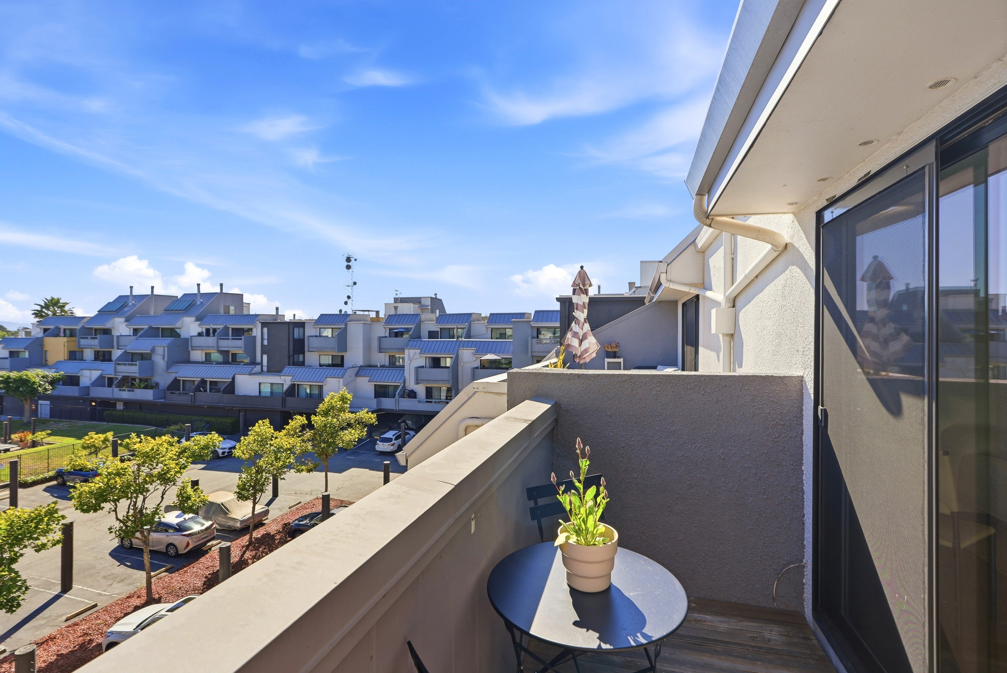  Stylishly Waterfront Condominium with Resort-Style Amenities - 物件實景