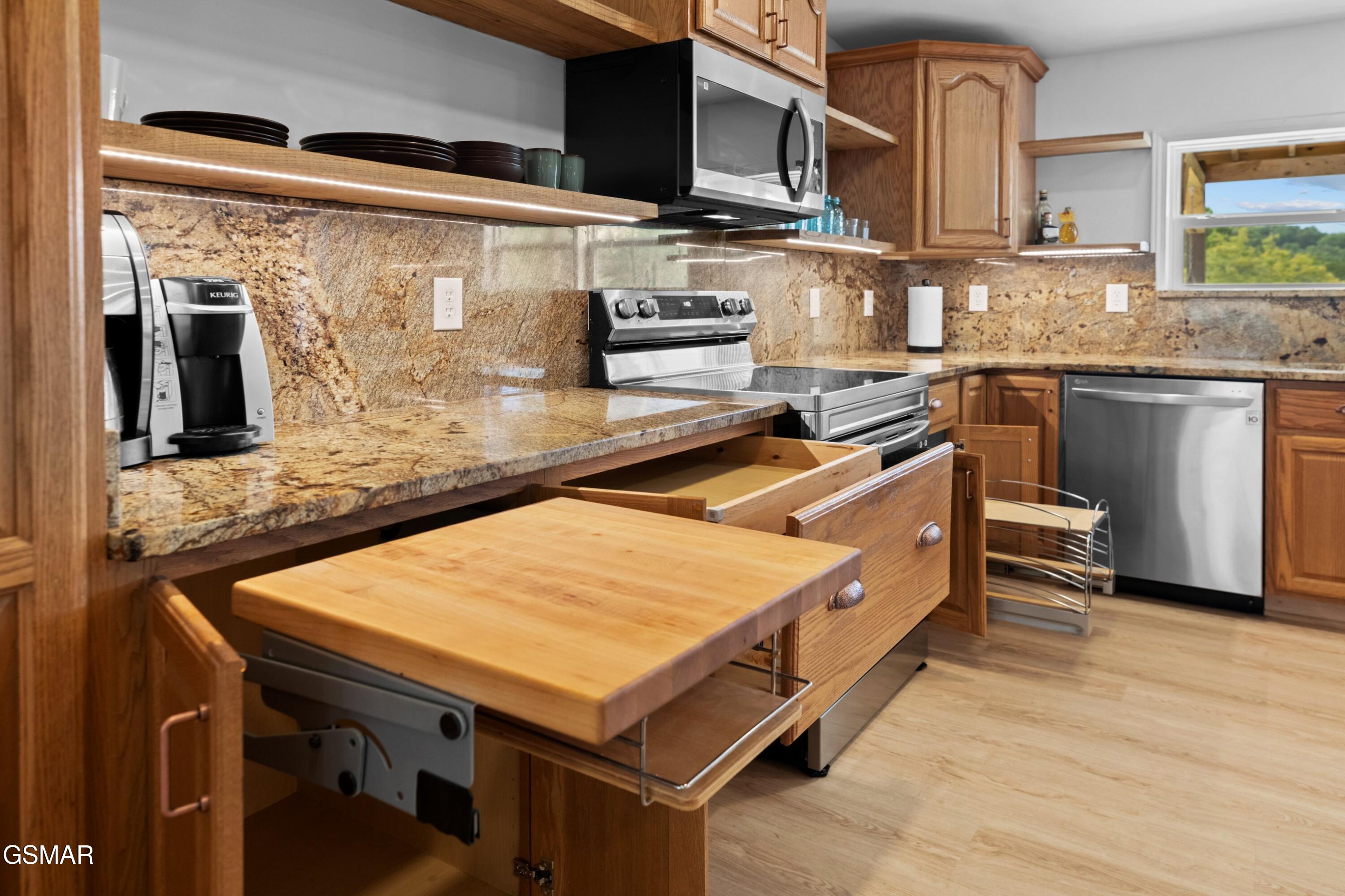 Dandridge, Tennessee, 37725, United States, 3 Bedrooms Bedrooms, ,2 BathroomsBathrooms,Residential,For Sale,1982636