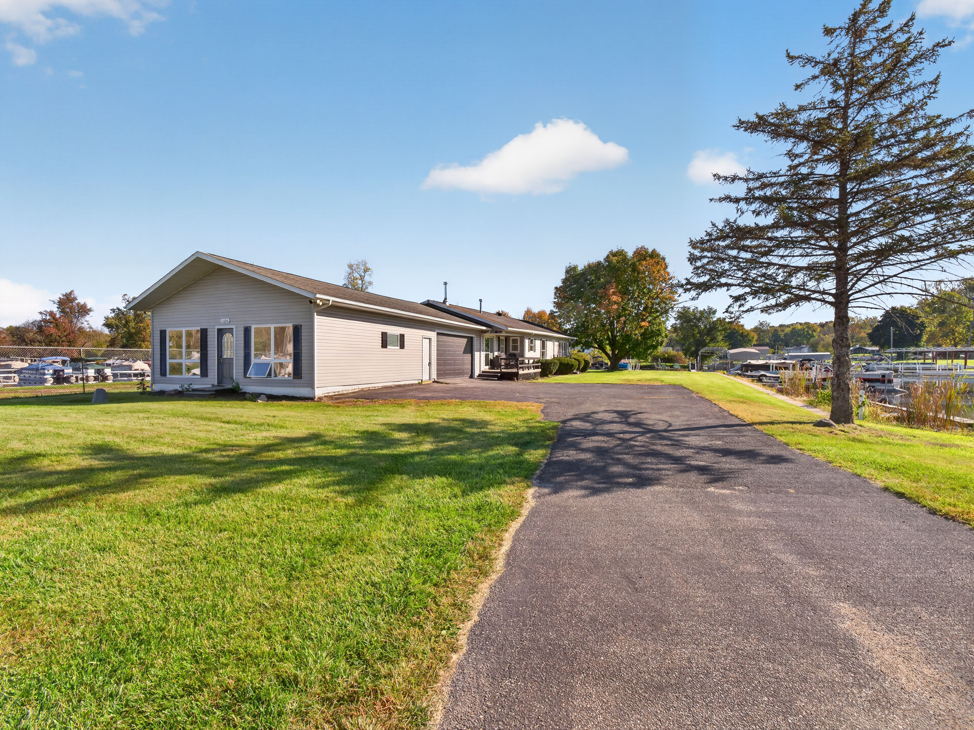  Beautifully Remodeled 4 Bedroom Home Featuring Lakefront Living - 物件實景