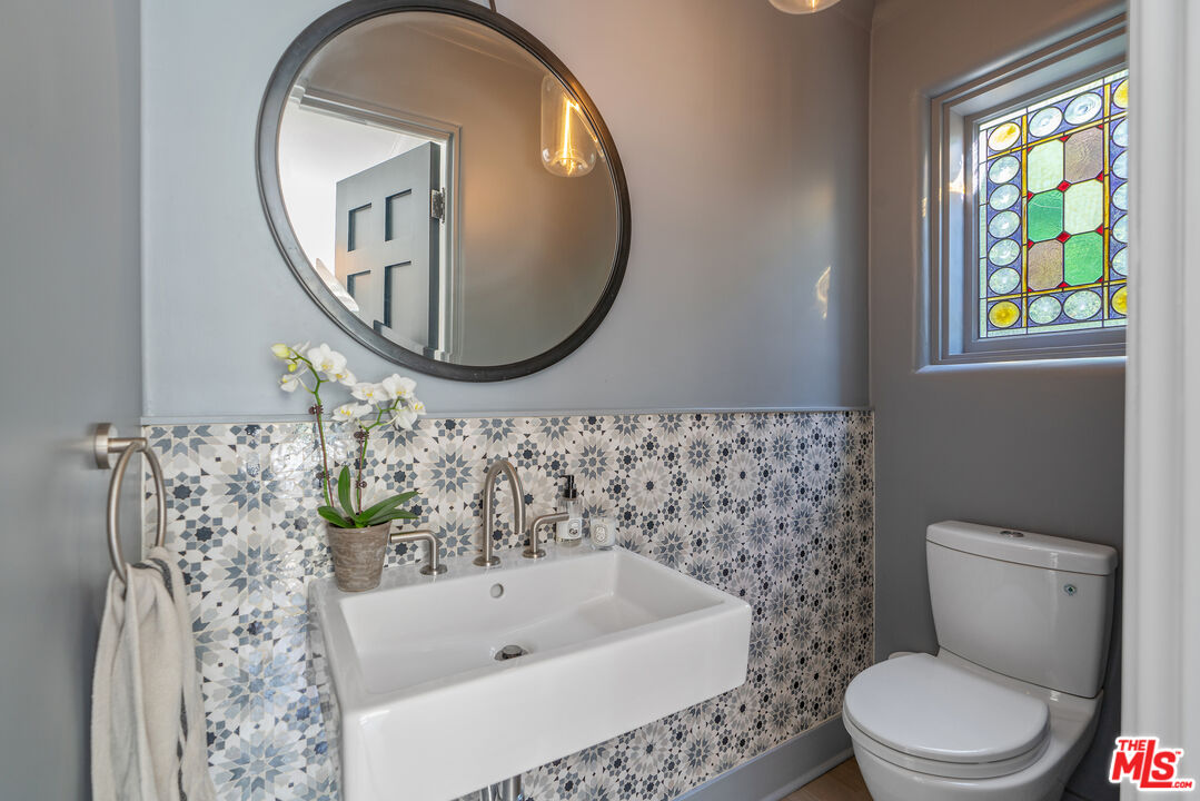 Los Angeles, California, 90020, United States, 5 Bedrooms Bedrooms, ,5 BathroomsBathrooms,Residential,For Sale,1939583