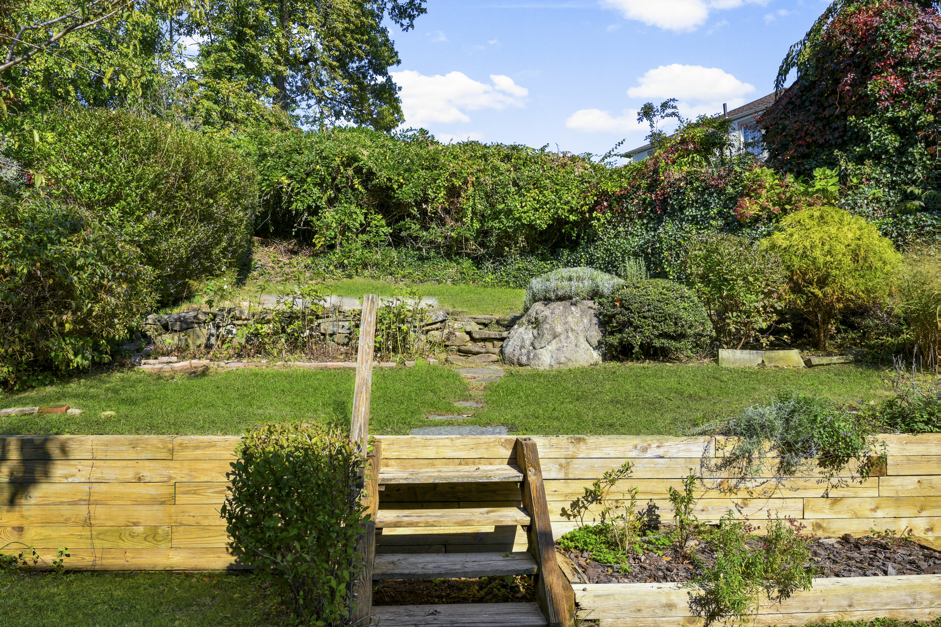  Sun-Filled Larchmont Woods Colonial - 物件實景