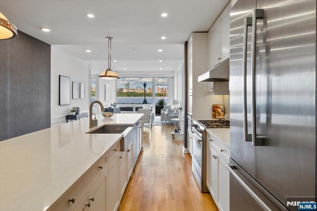 Edgewater, New Jersey, 07020, United States, 2 Bedrooms Bedrooms, ,2 BathroomsBathrooms,Residential,For Sale,1849063