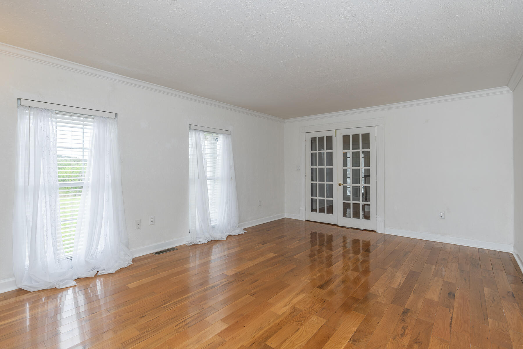 Jeffersonville, Kentucky, 40337, United States, 5 Bedrooms Bedrooms, ,4 BathroomsBathrooms,Residential,For Sale,1989610