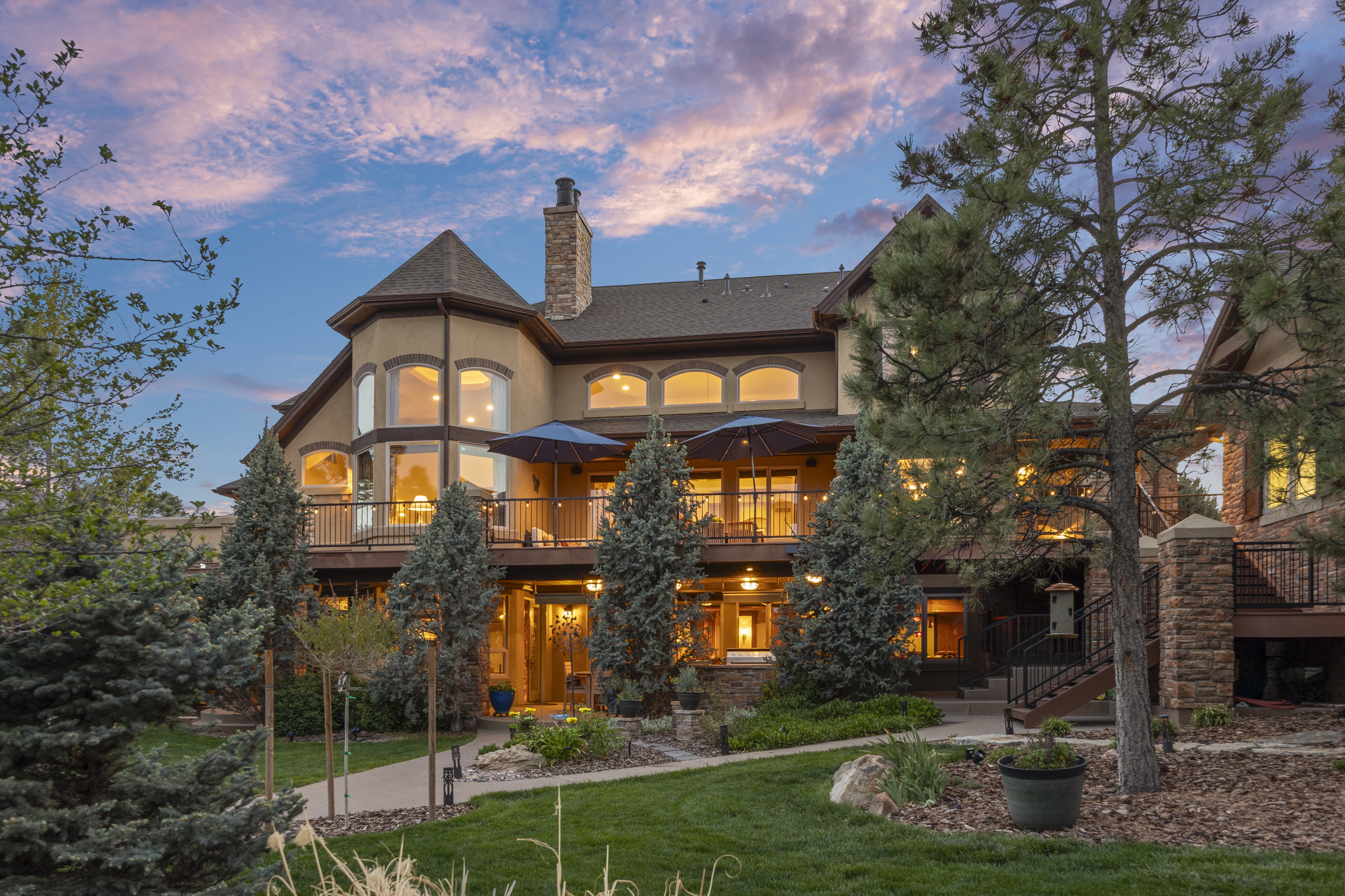  This Mountain Traditional residence is defined by its grand scale, - 物件實景