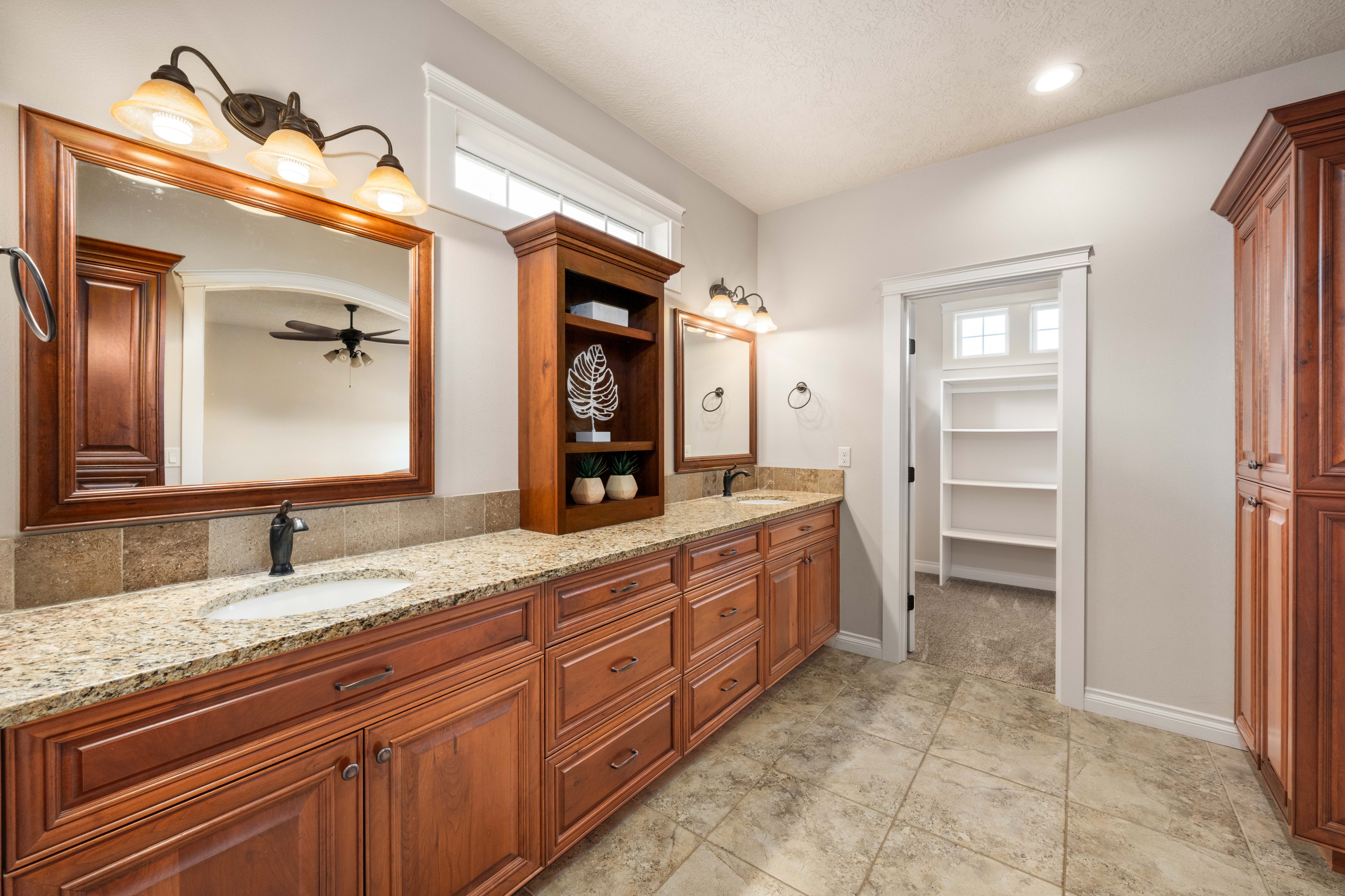  Custom Built on 1 Acre - 物件實景