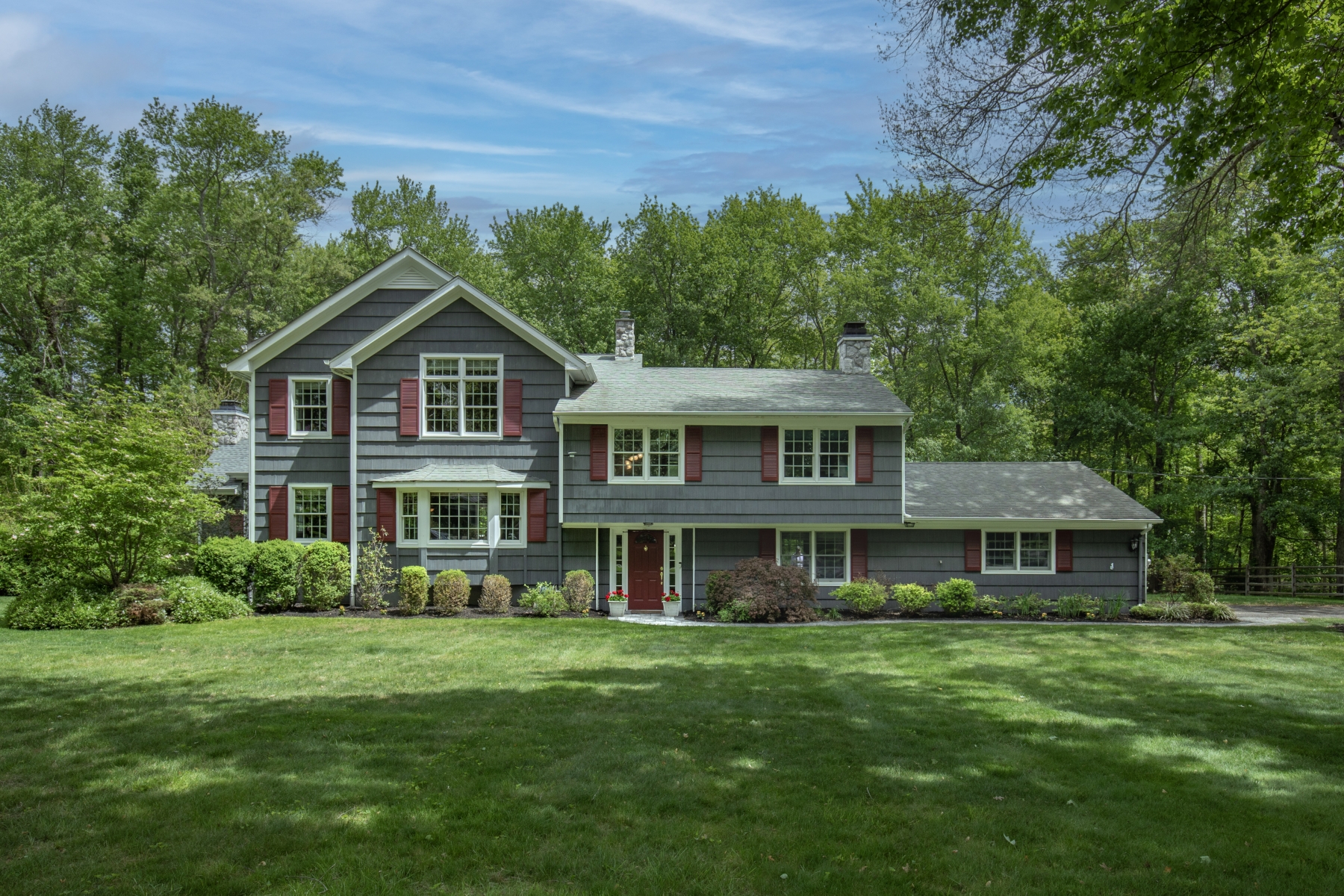  Expanded and Beautifully Maintained Custom Split Level Home - 物件實景