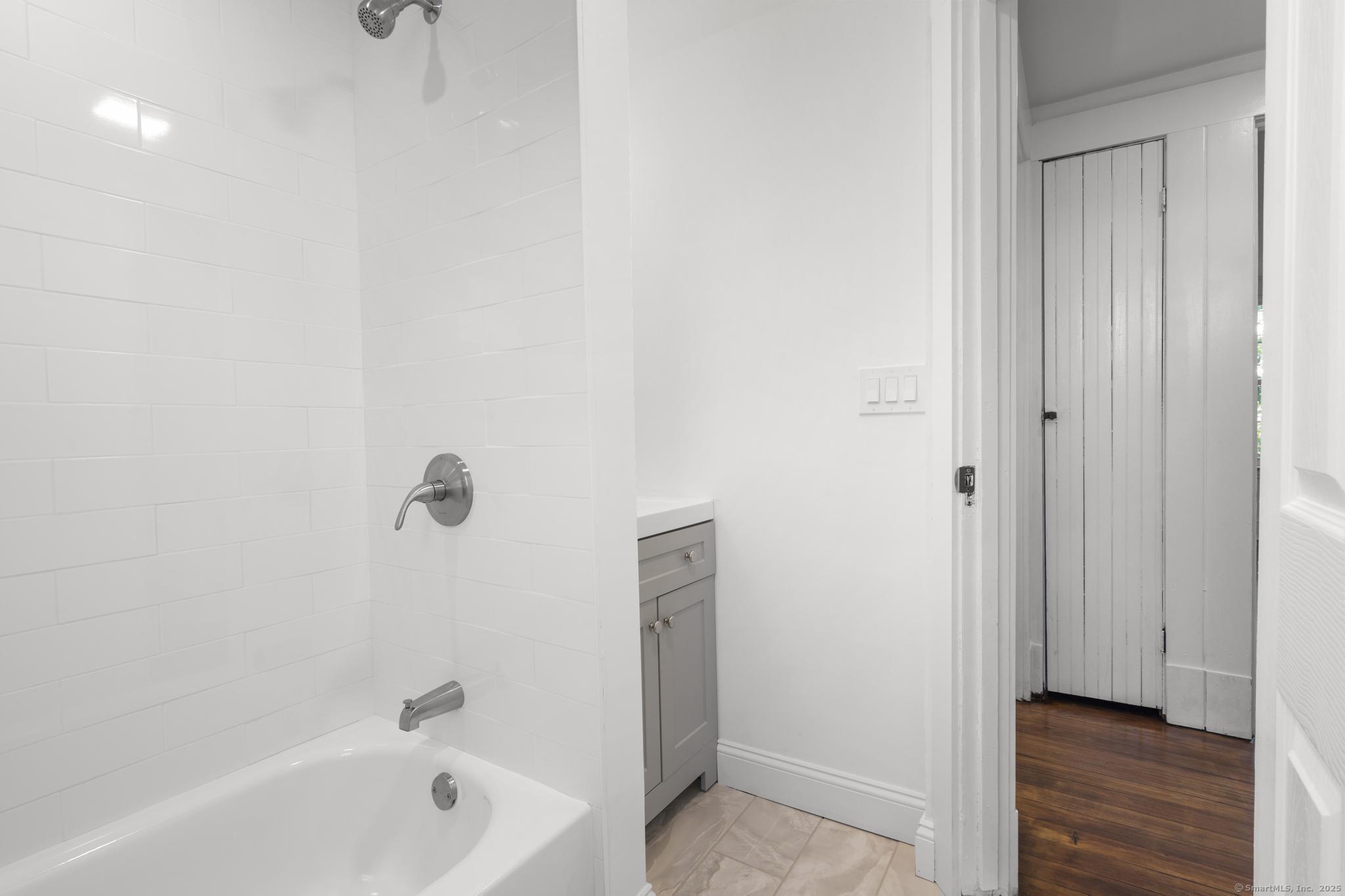 Milford, Connecticut, 06460, United States, 3 Bedrooms Bedrooms, ,3 BathroomsBathrooms,Residential,For Sale,1924915