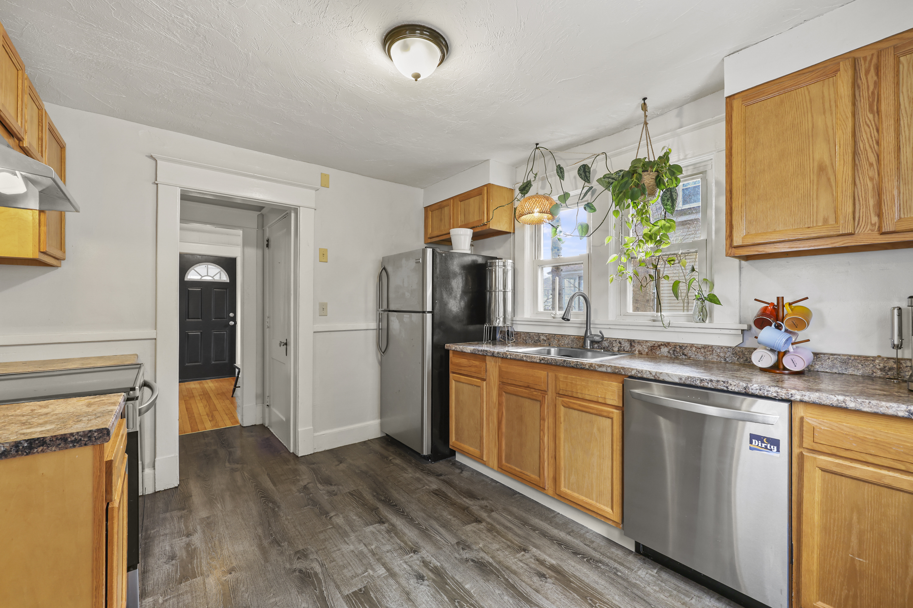  Sunlit, Well-Kept Home with Easy Flow and Quiet Setting - 物件實景