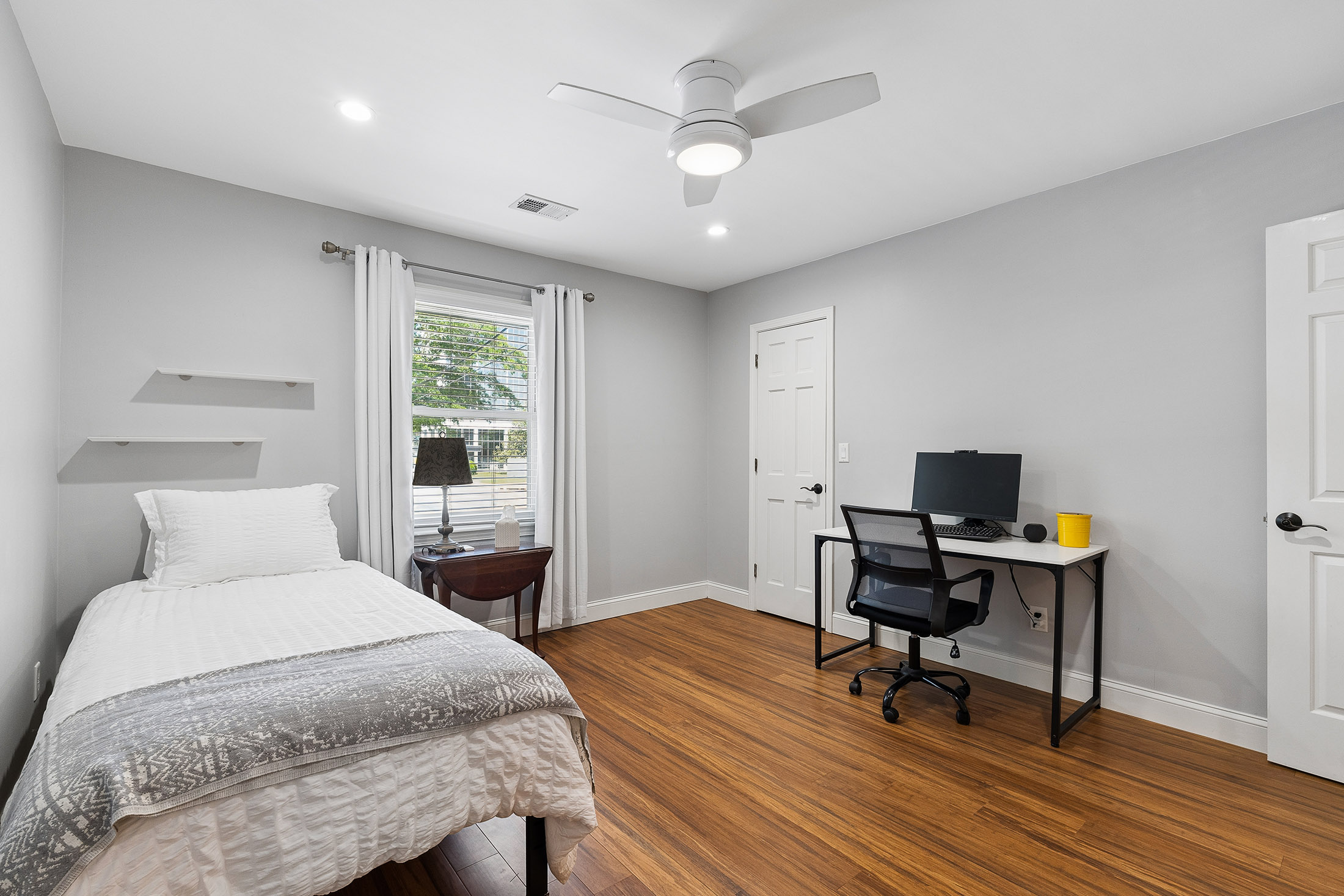  Renovated Move-In Ready End-Unit Townhome - 物件實景