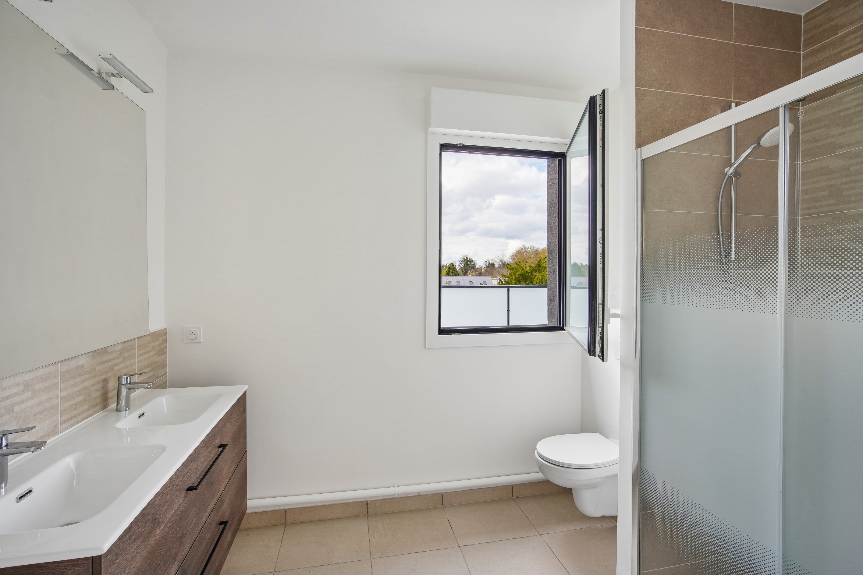  Top Floor – Bright Apartment with Open Views and Spacious Terrace - 物件實景