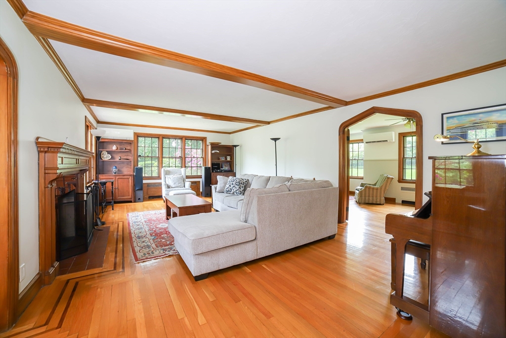 Worcester, Massachusetts, 01609, United States, 5 Bedrooms Bedrooms, ,4 BathroomsBathrooms,Residential,For Sale,1907639