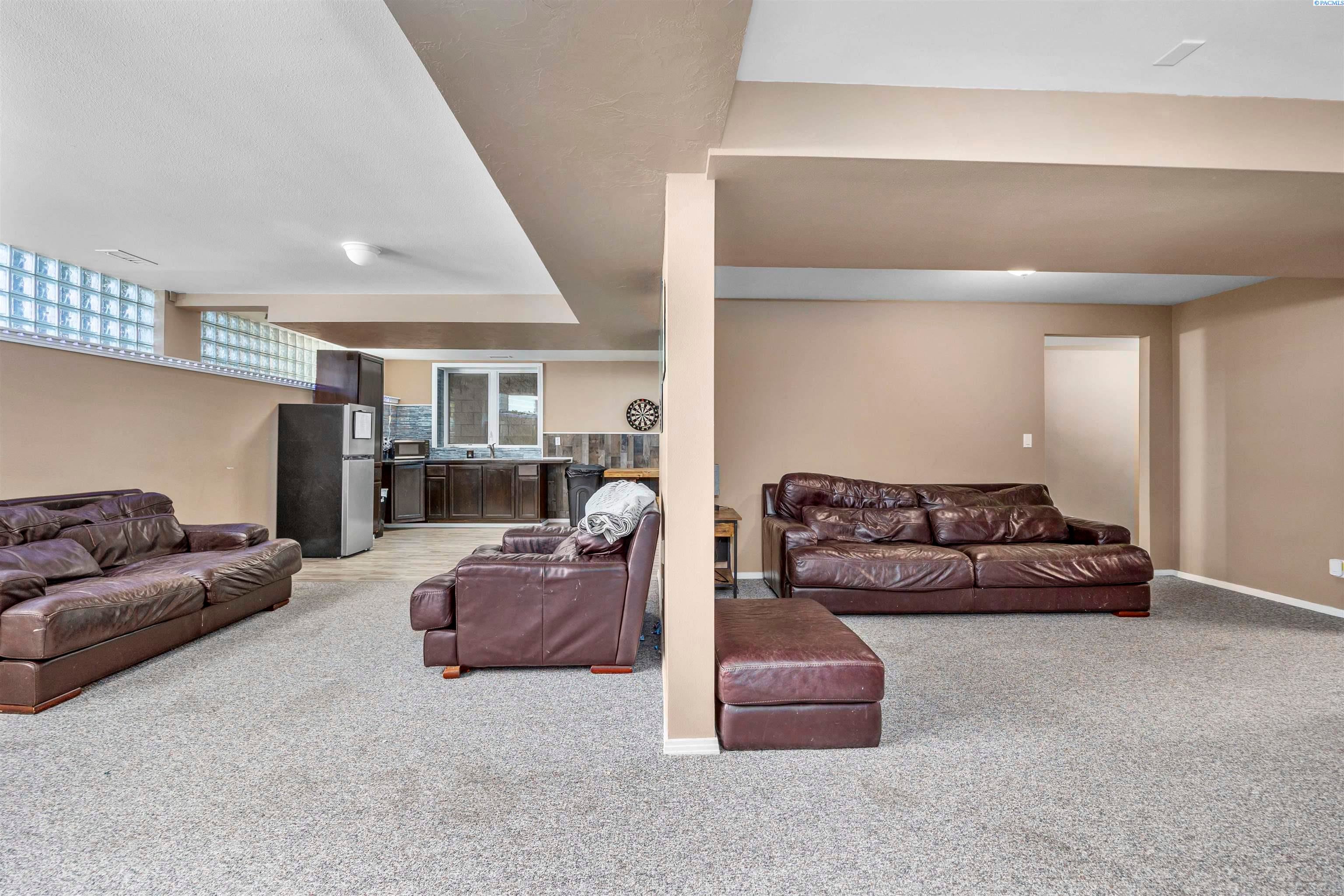 Kennewick, Washington, 99337, United States, 6 Bedrooms Bedrooms, ,4 BathroomsBathrooms,Residential,For Sale,1979182