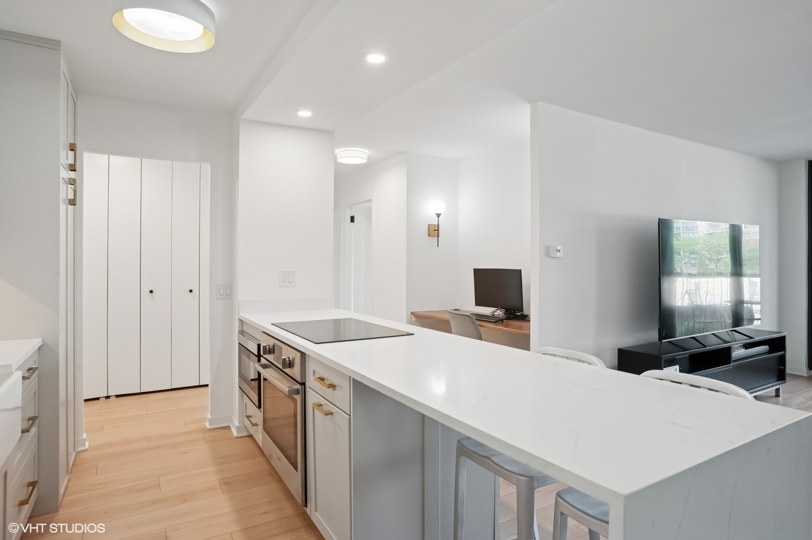 Chicago, Illinois, 60610, United States, 2 Bedrooms Bedrooms, ,2 BathroomsBathrooms,Residential,For Sale,1927209