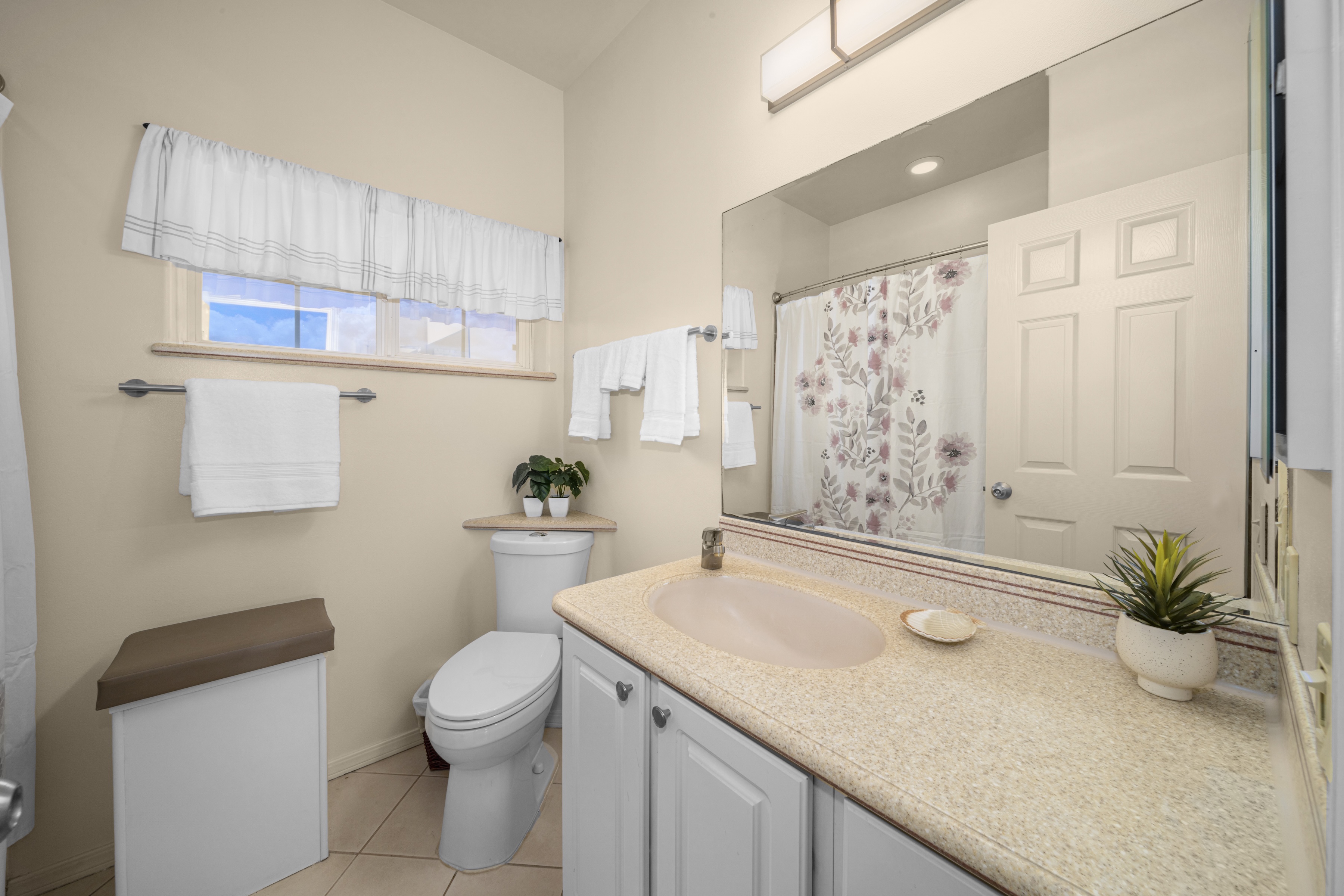 Pride of ownership explains this 4 bedroom 2.5 bath home & backyard - 物件實景