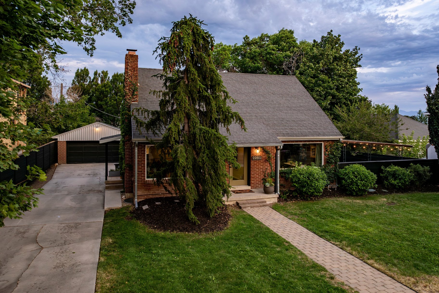  Spacious Millcreek Bungalow with Expansive Backyard & 2-Car Garage - 物件實景