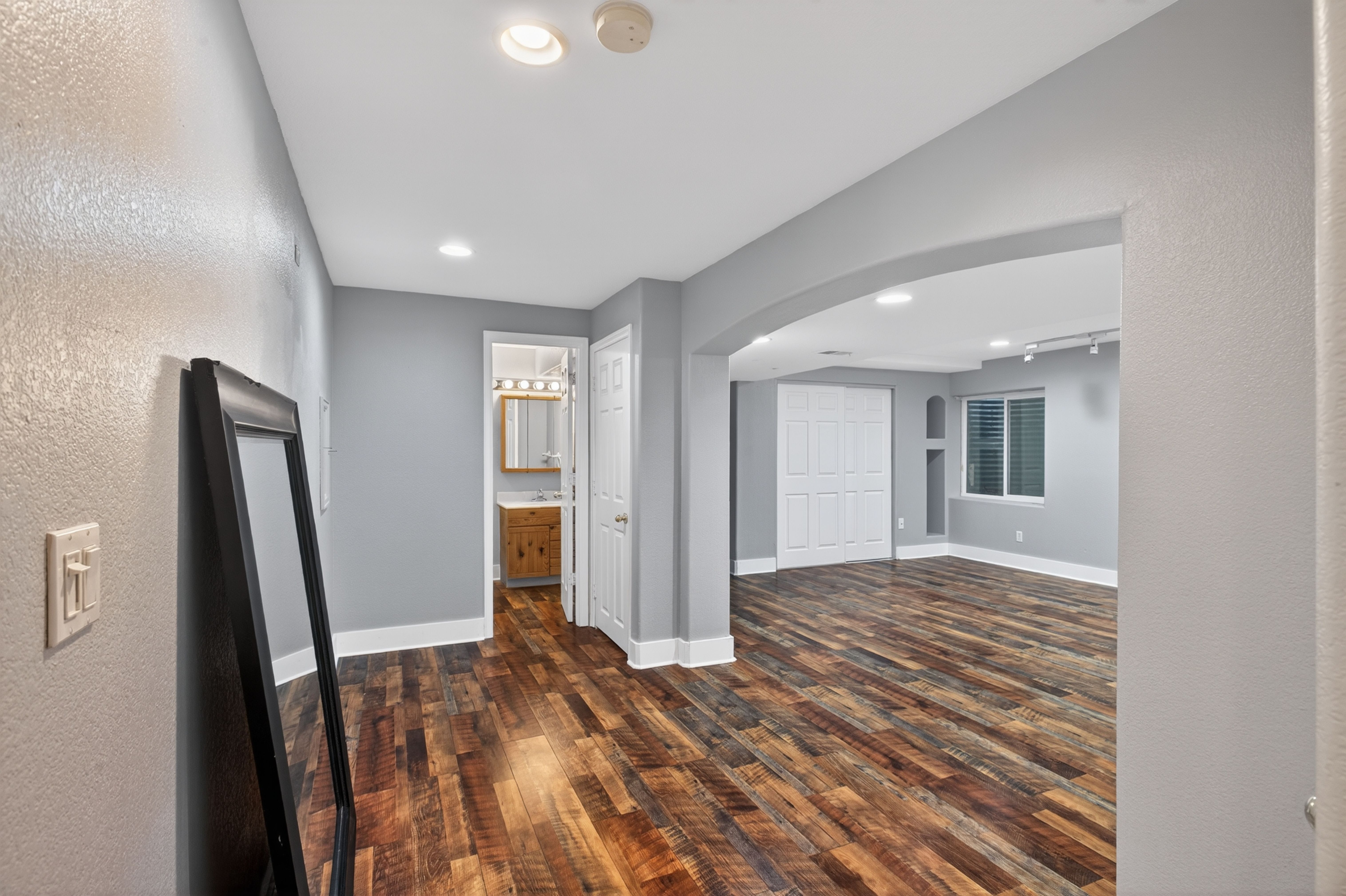  Situated on a Desirable Corner Lot in Hidden River - 物件實景