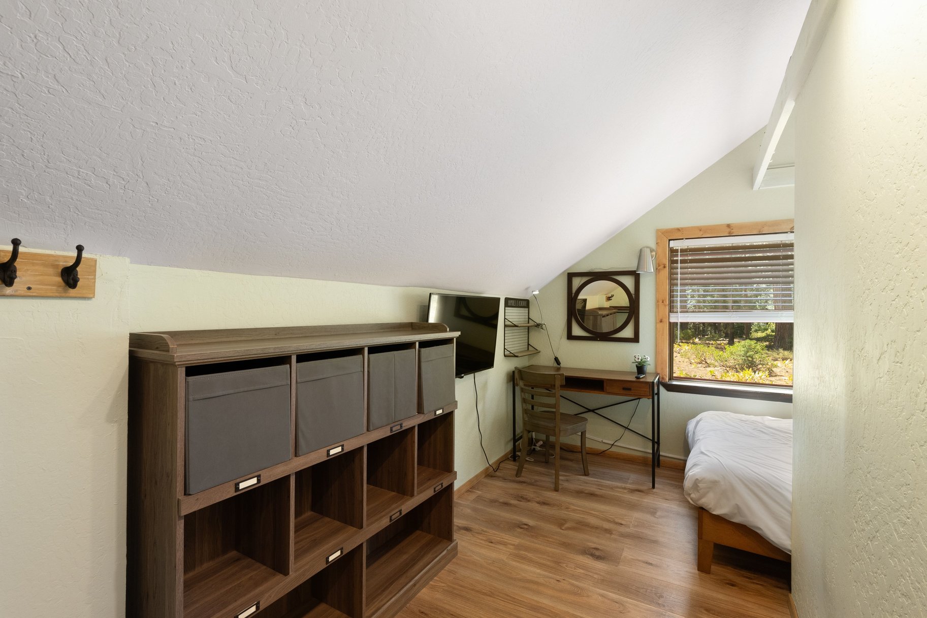  West Shore Gem - An Authentic Pineland Chalet with Detached Garage + Studio - 物件實景