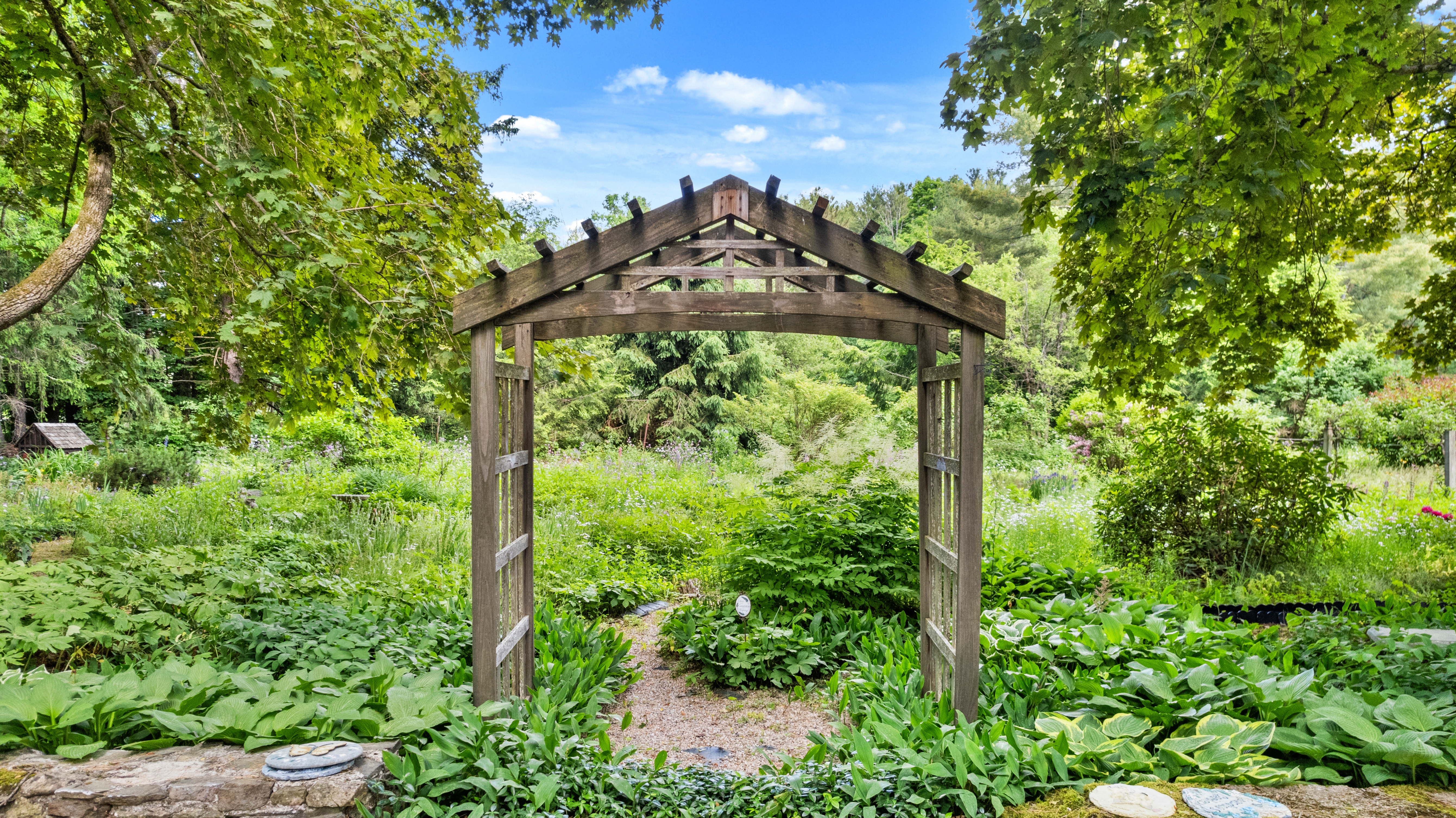  13-Acre Historic Estate with Modern Upgrades + Barn & Studio - 物件實景