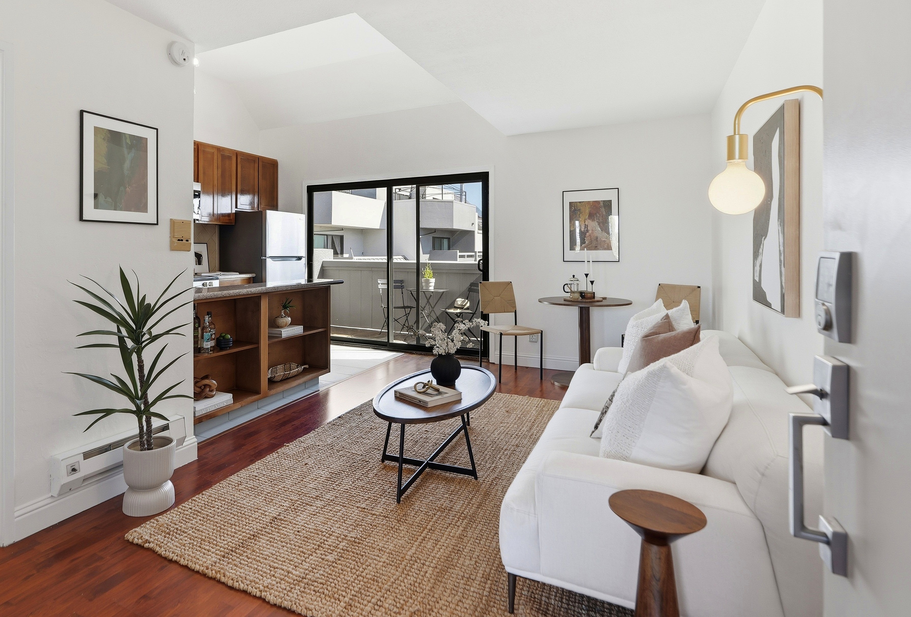  Stylishly Waterfront Condominium with Resort-Style Amenities - 物件實景
