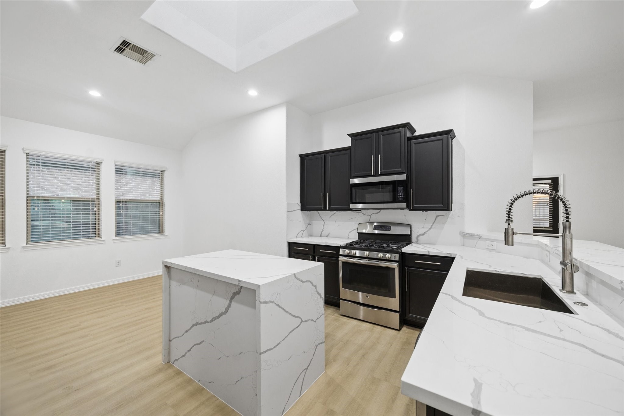  8819 Alicia Drive - 物件實景