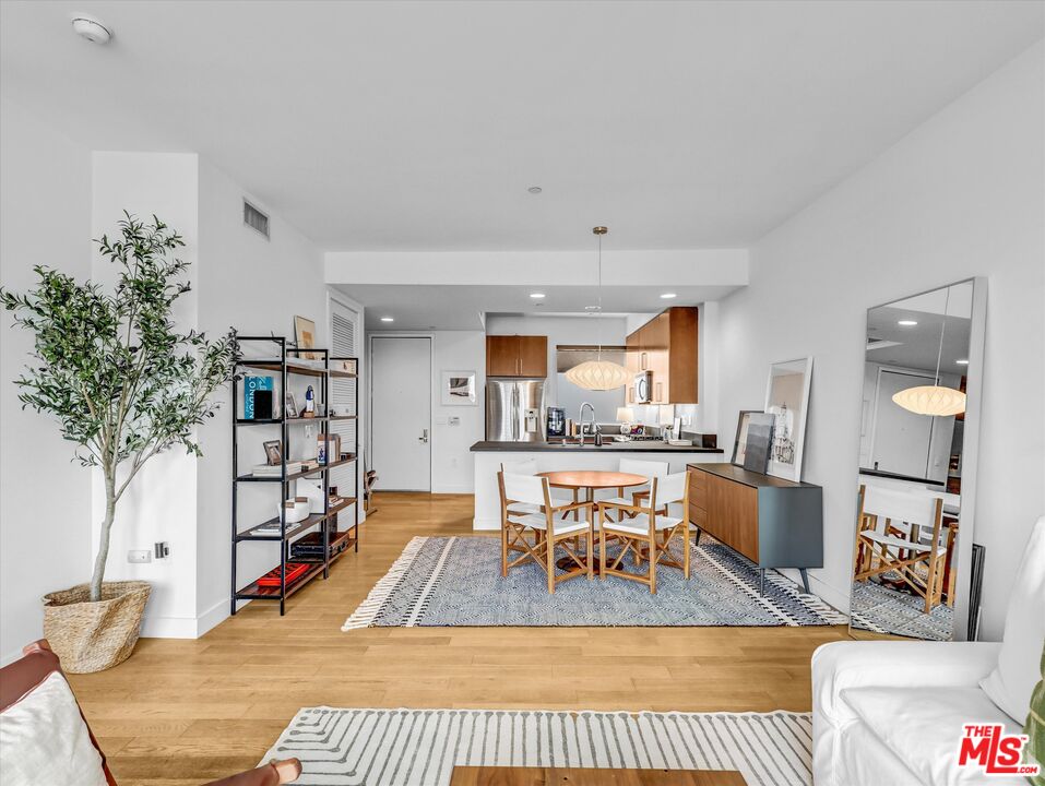 Los Angeles, California, 90028, United States, 1 Bedroom Bedrooms, ,1 BathroomBathrooms,Residential,For Sale,1997109