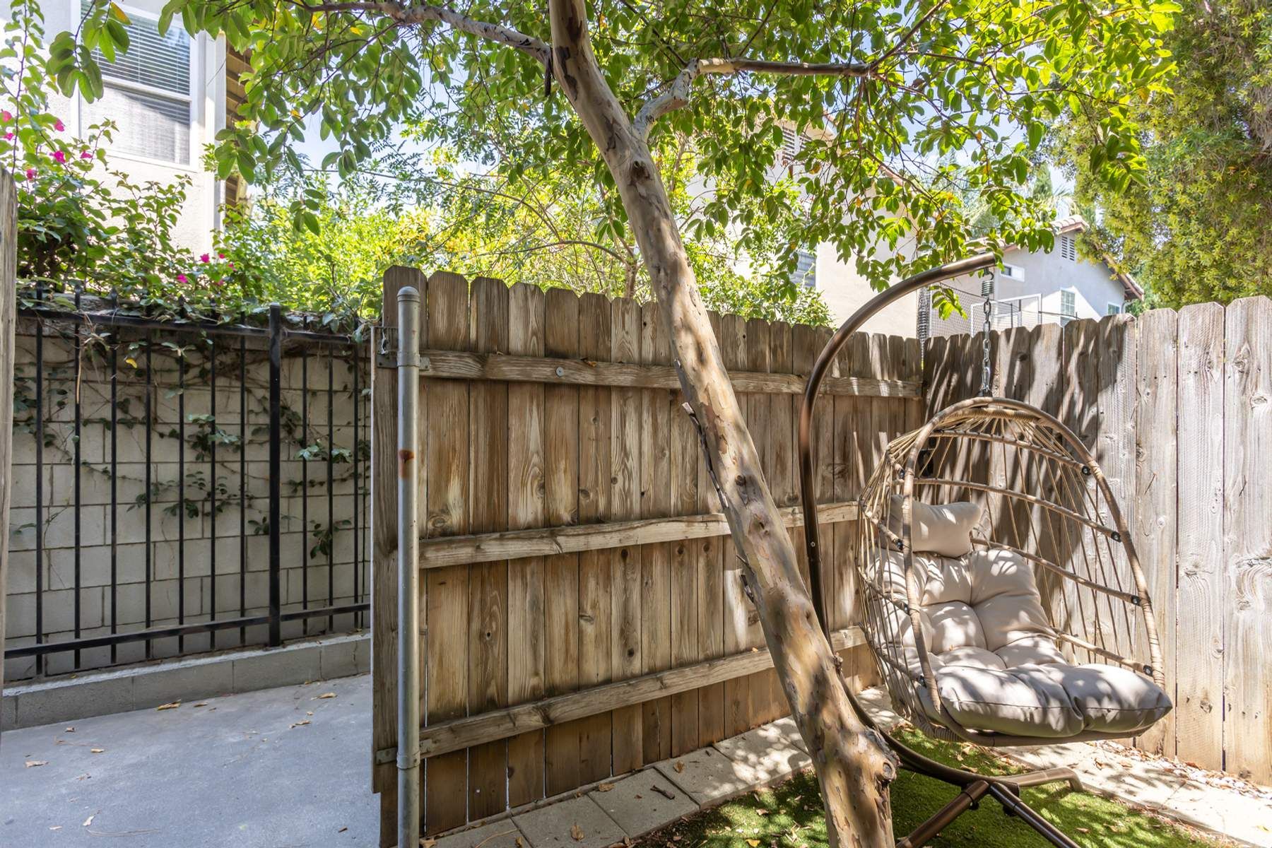  9131 Burnet Avenue, #5 - 物件實景
