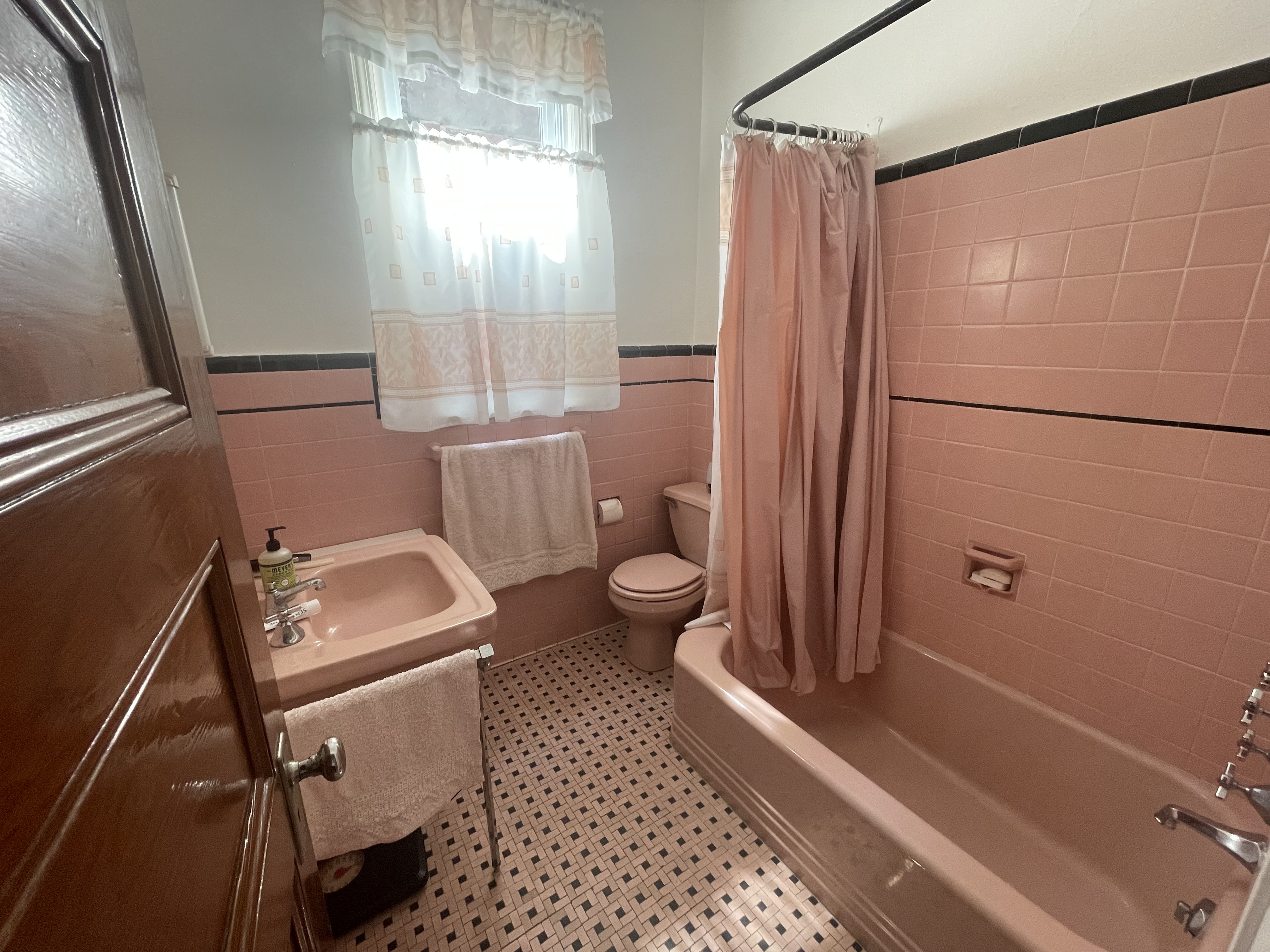 Union City, New Jersey, 07087, United States, 4 Bedrooms Bedrooms, ,3 BathroomsBathrooms,Residential,For Sale,1895208
