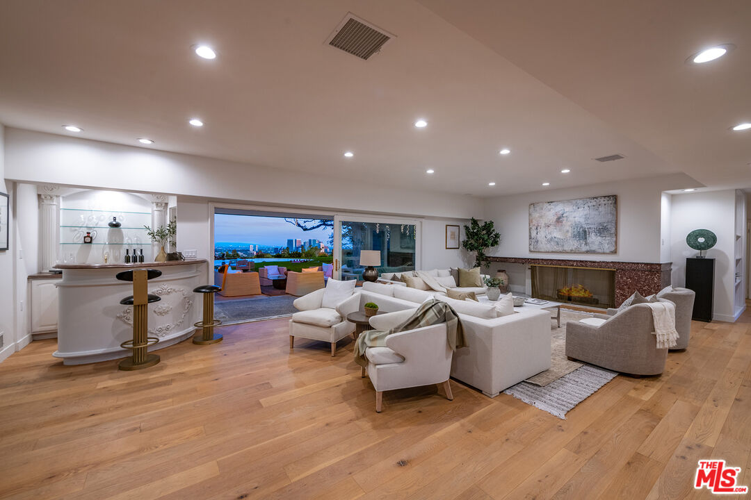 Beverly Hills, California, 90210, United States, 6 Bedrooms Bedrooms, ,6 BathroomsBathrooms,Residential,For Sale,1793530