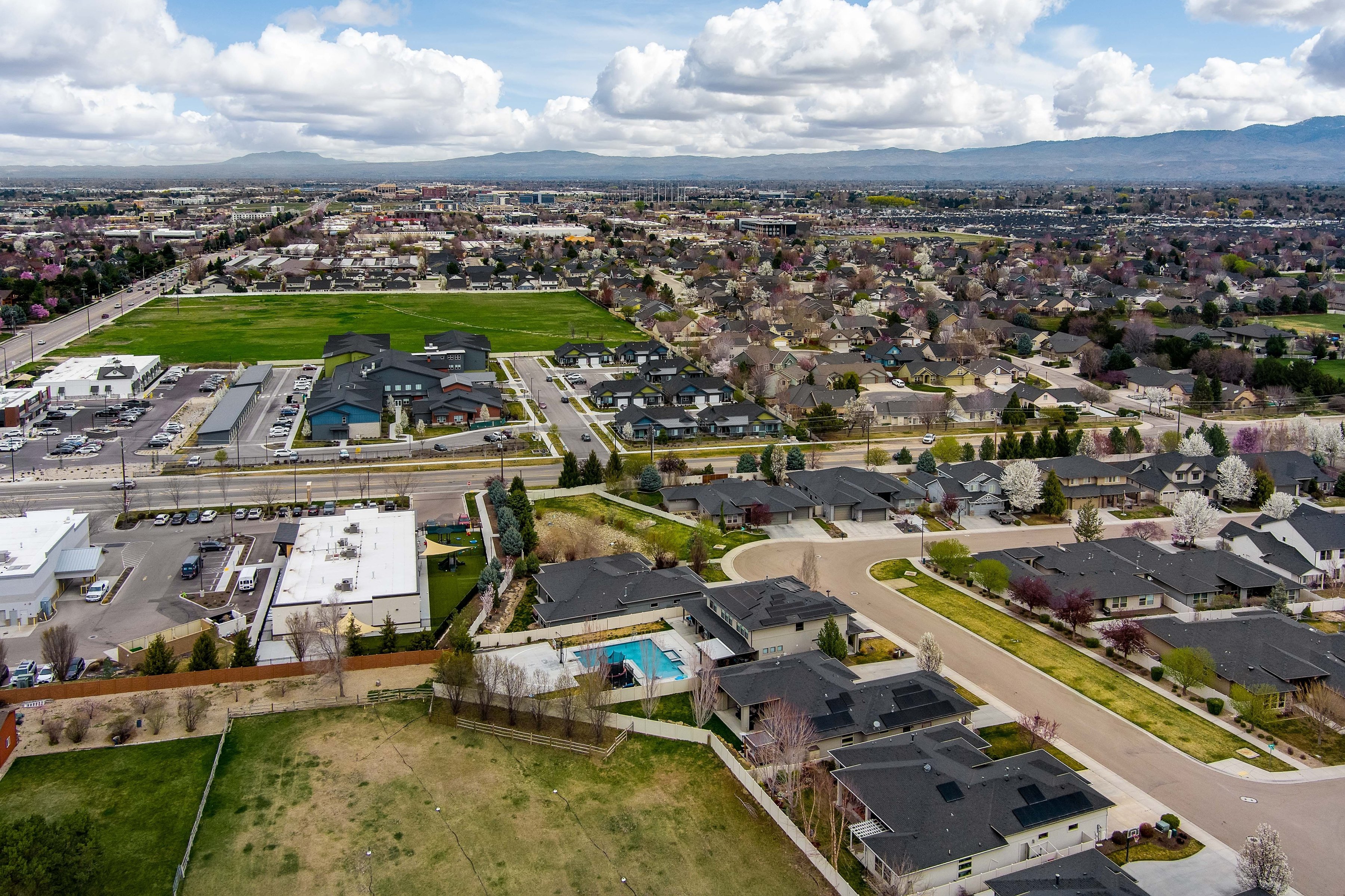  Beautiful Single Level - Former Builder Model Home - 物件實景
